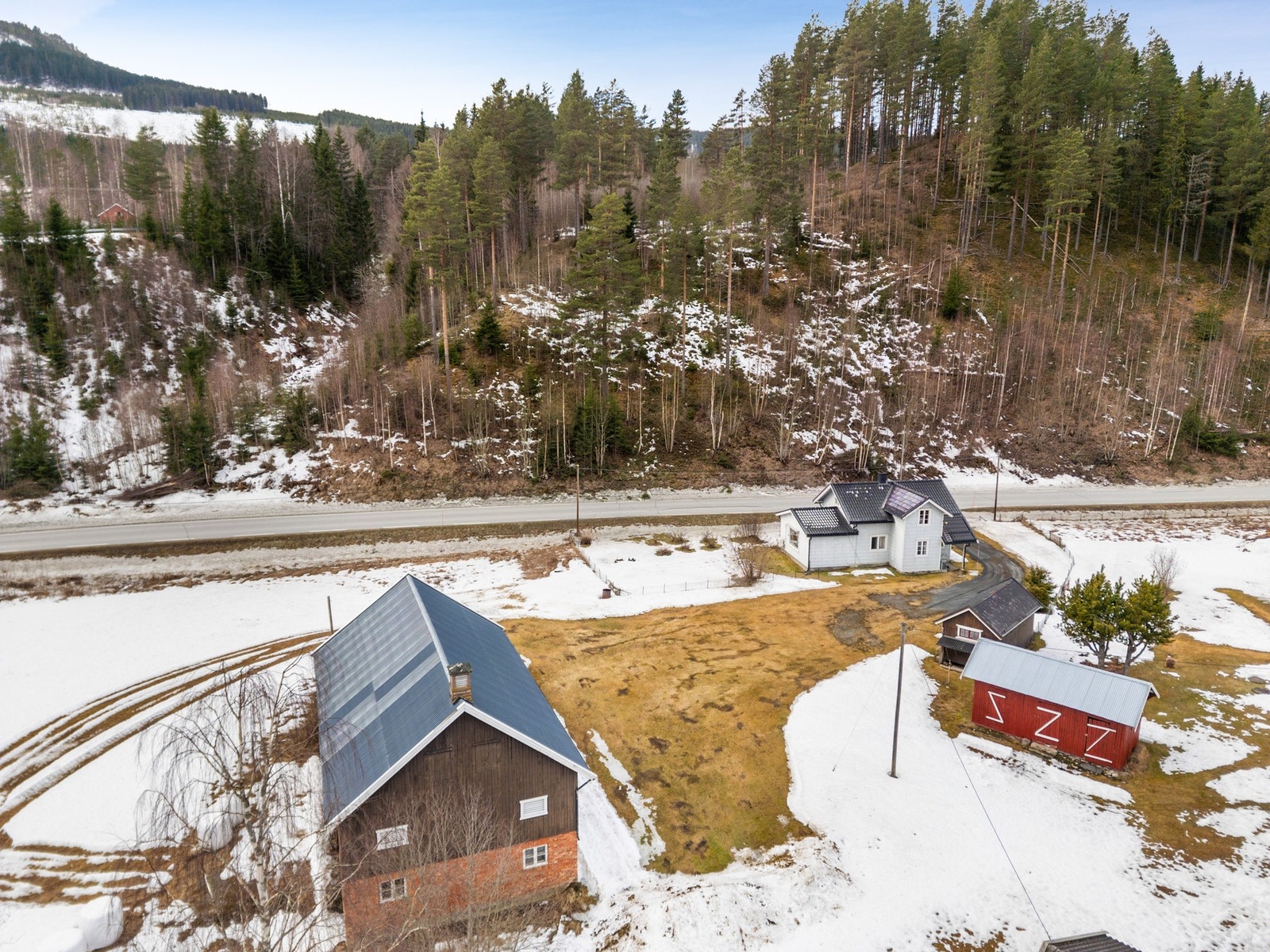 Dokka sentrum ligger ca. 5-6,5 km unna, og her finner man et godt utvalg av dagligvarebutikker, servicetilbud, skoler og barnehager. Galleribilde