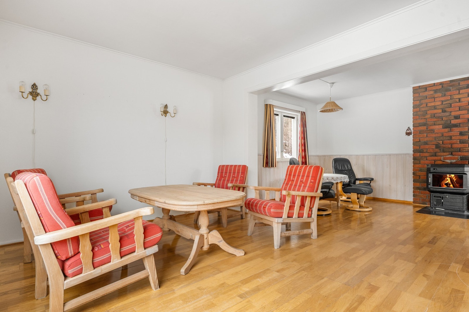 I stuen er det montert både vedovn og luft-til-luft varmepumpe, som gir gode oppvarmingsmuligheter. Galleribilde