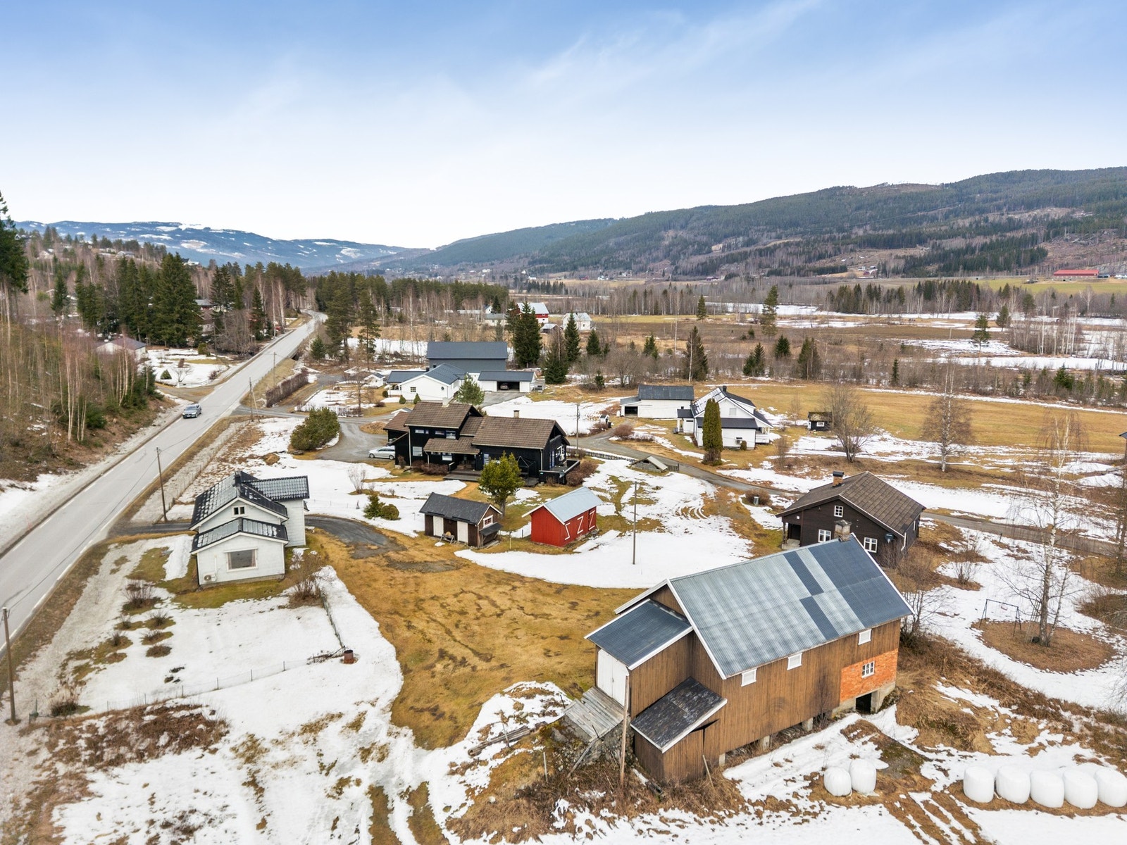 Området byr på flotte naturopplevelser, og Dokkadeltaet er kjent for sitt rike fugleliv. Det er gode tur- og friluftsmuligheter både sommer og vinter, med kort kjørevei opp til Veståsen hvor man finner preparerte skiløyper og variert turterreng. Galleribilde