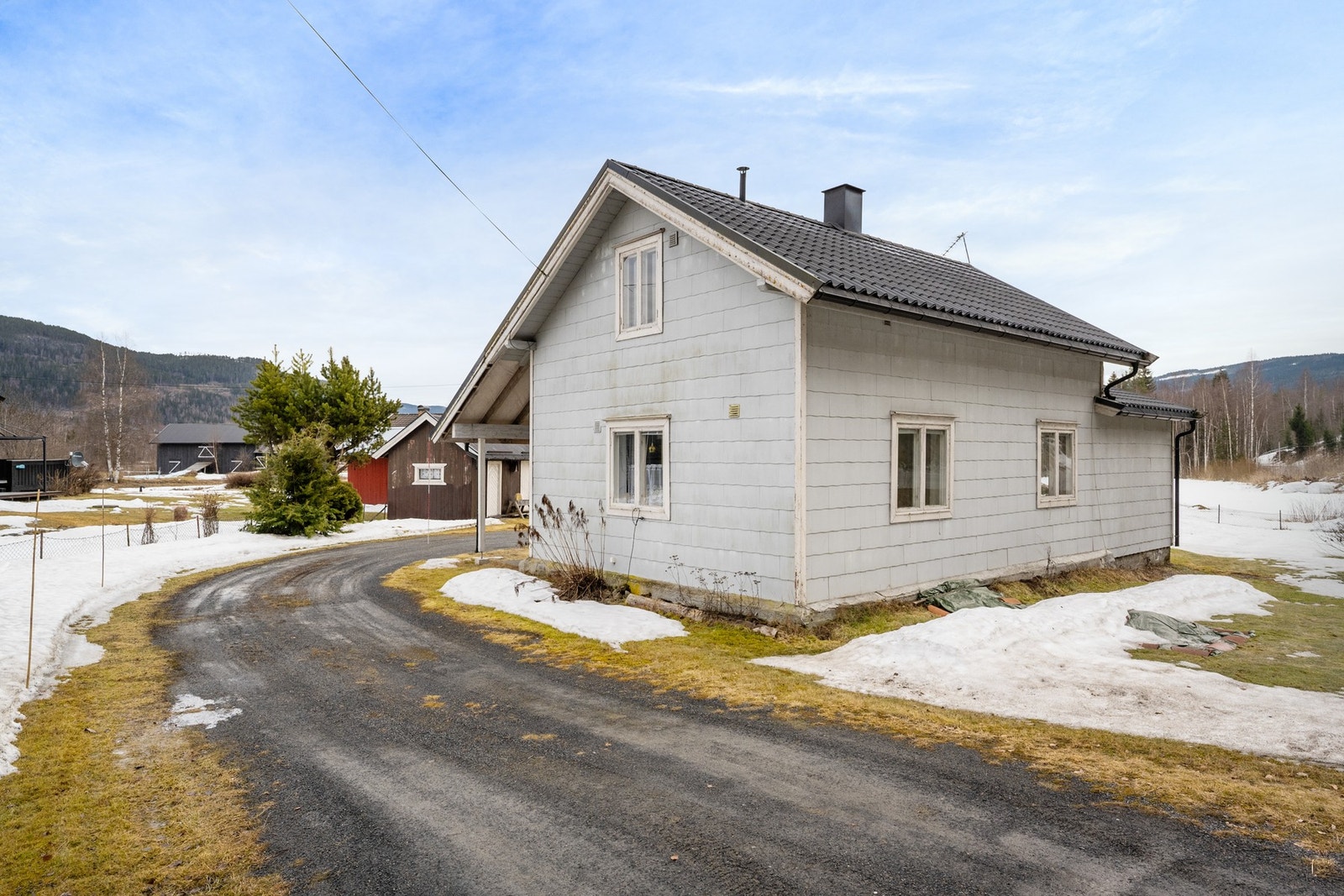 Området består av spredt boligbebyggelse og landbrukseiendommer, som gir rolige og naturnære omgivelser med lite gjennomgangstrafikk og en skjermet, fredelig atmosfære. Galleribilde