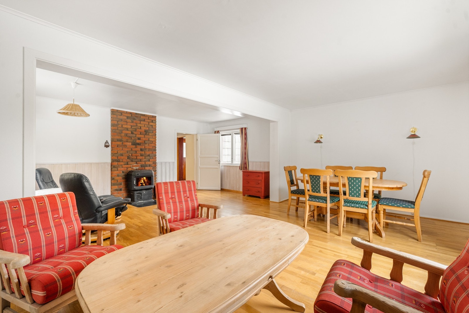 Lys og trivelig stue med god plass til spisebord, sofa etc. Galleribilde