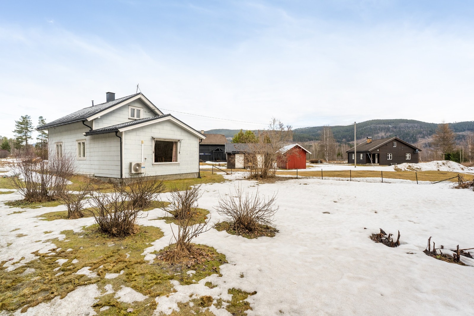 Eiendommen har vann fra privat borehull og lave kommunale avgifter. Galleribilde