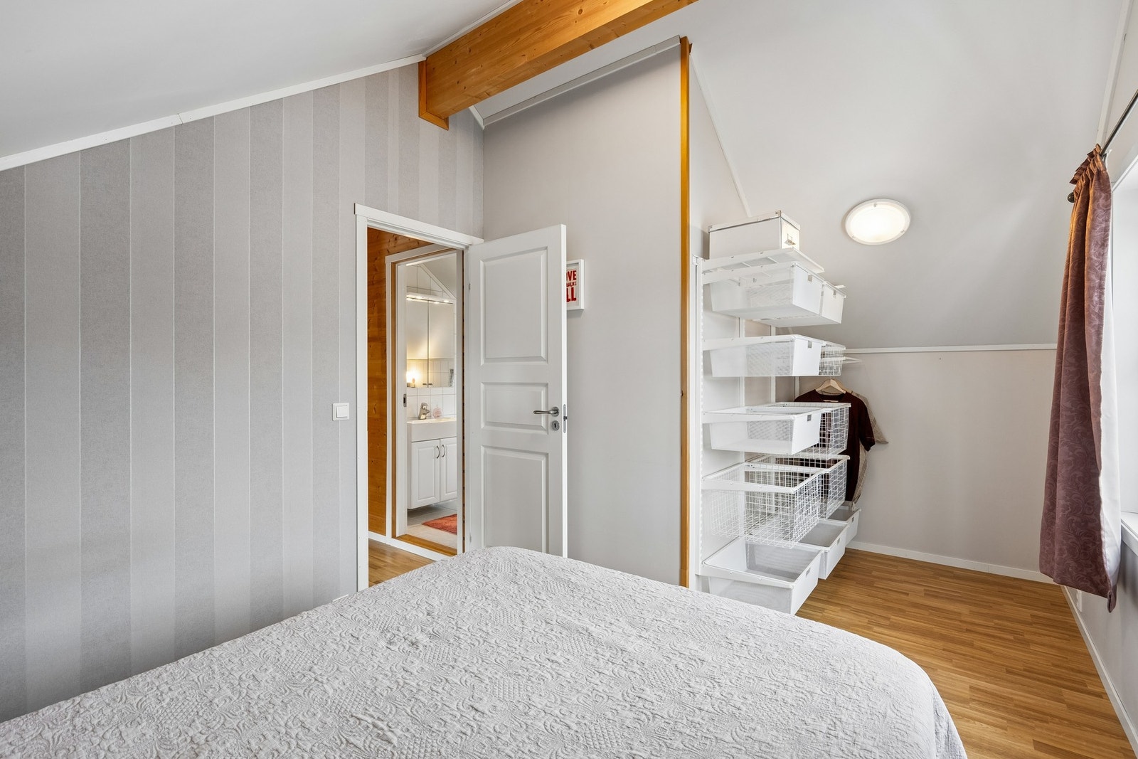 Hovedsoverommet har god plass til møblering og walk-in closet Galleribilde