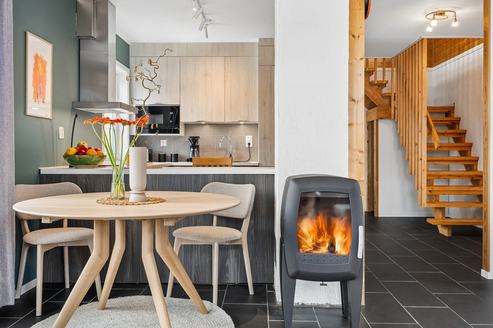 Boligen er fra 2010 og har gjennomgående god standard med mye oppbevaringsplass, peis og garasje Galleribilde