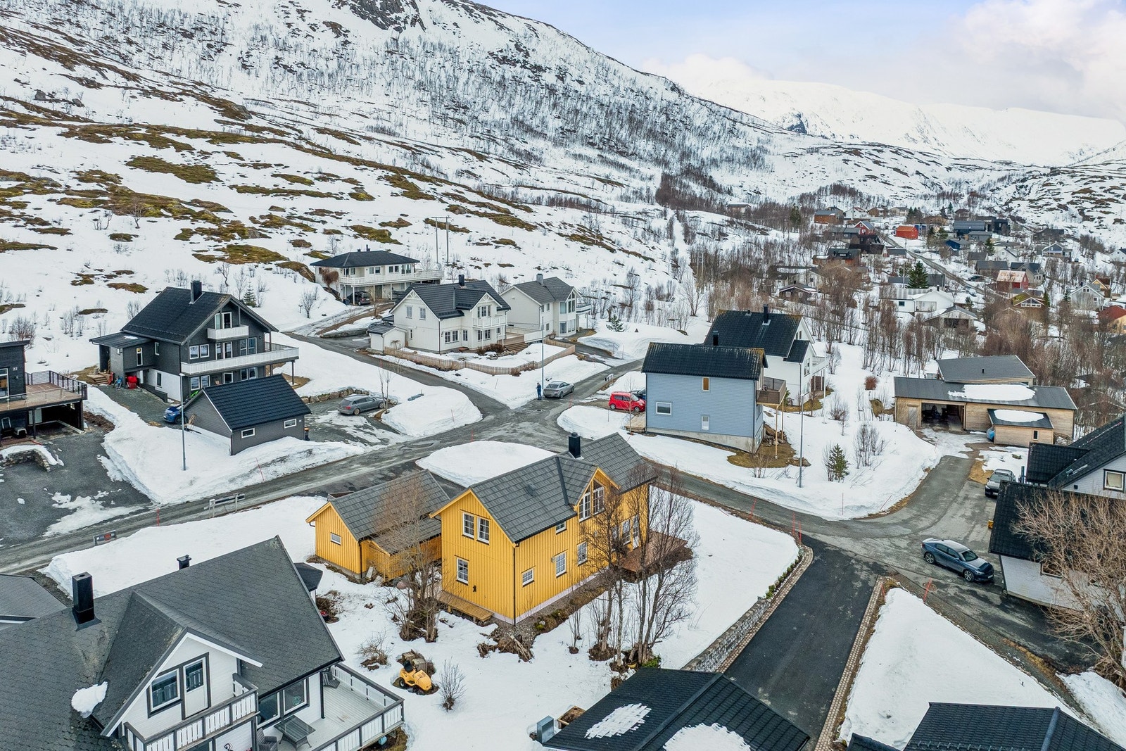 Det er godt med parkeringsmuligheter i garajse eller som oppstillingsplass på eiendommen Galleribilde