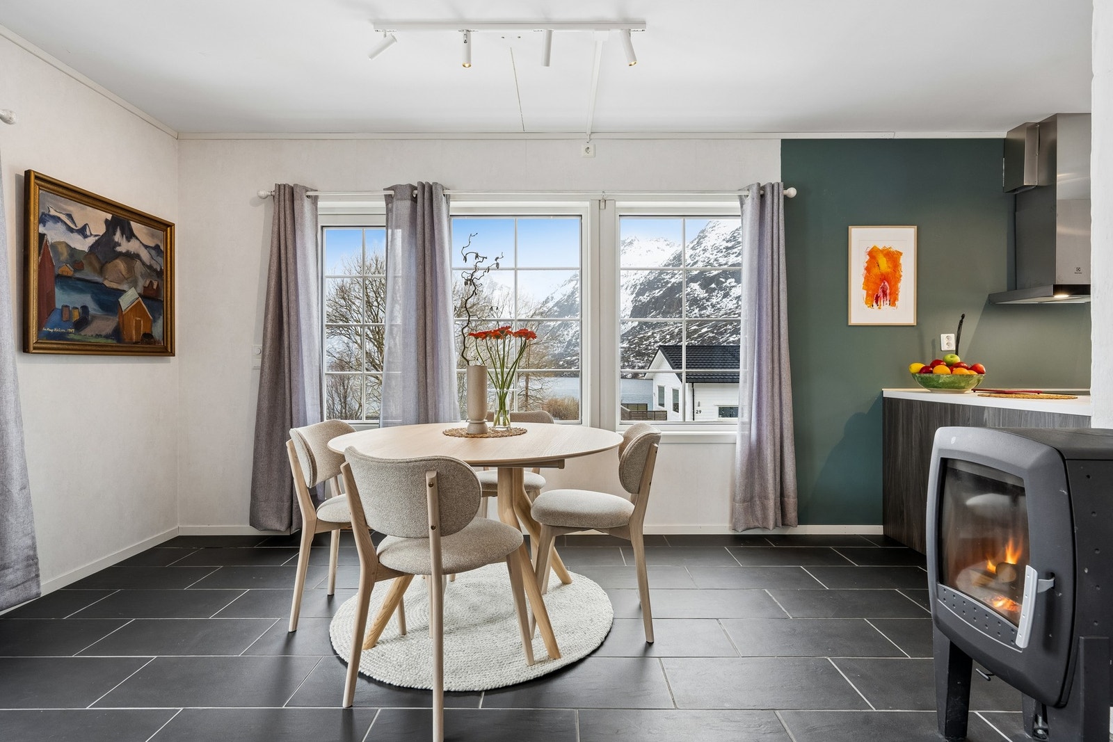 Hyggelig spisesstue hvor man kan nyte utsikten fra middagsbordet Galleribilde