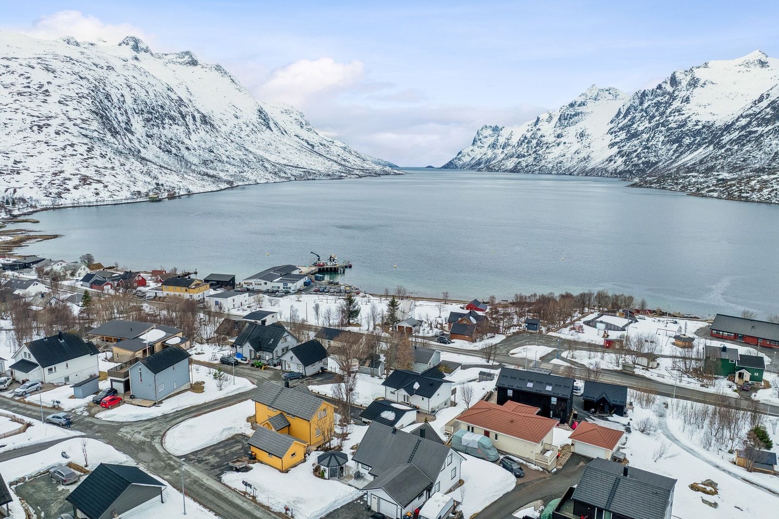 Boligen ligger i Ersfjorden, et ppulært boligområdet med et yrende lokalsamfunn! Galleribilde