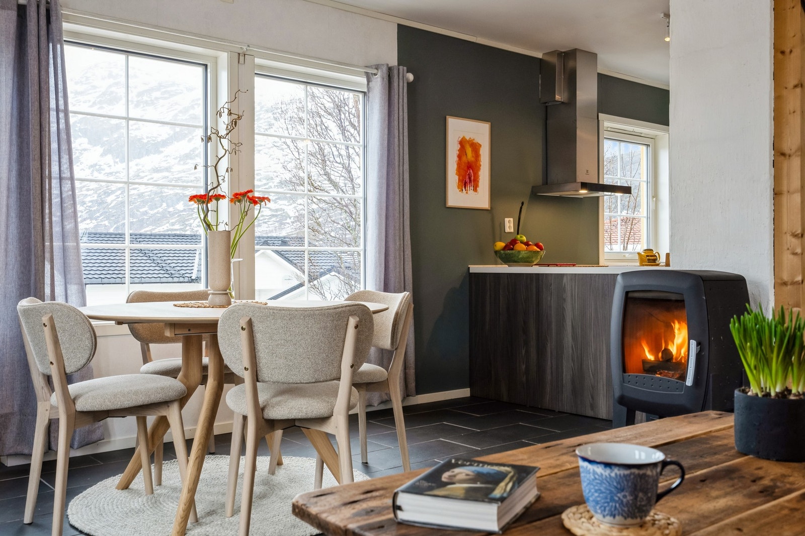 Lun og hyggelig peis Galleribilde