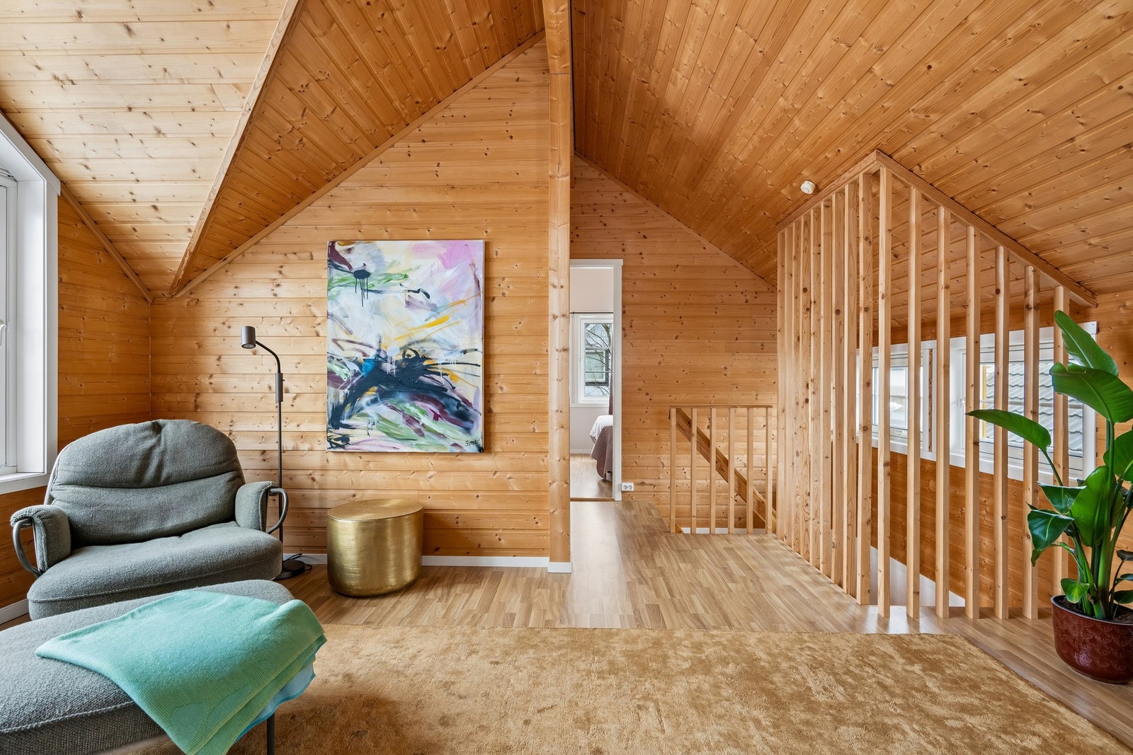 Høy takhøyde i TV-stuen kombinert med store vinduer gir en luftig følelse Galleribilde