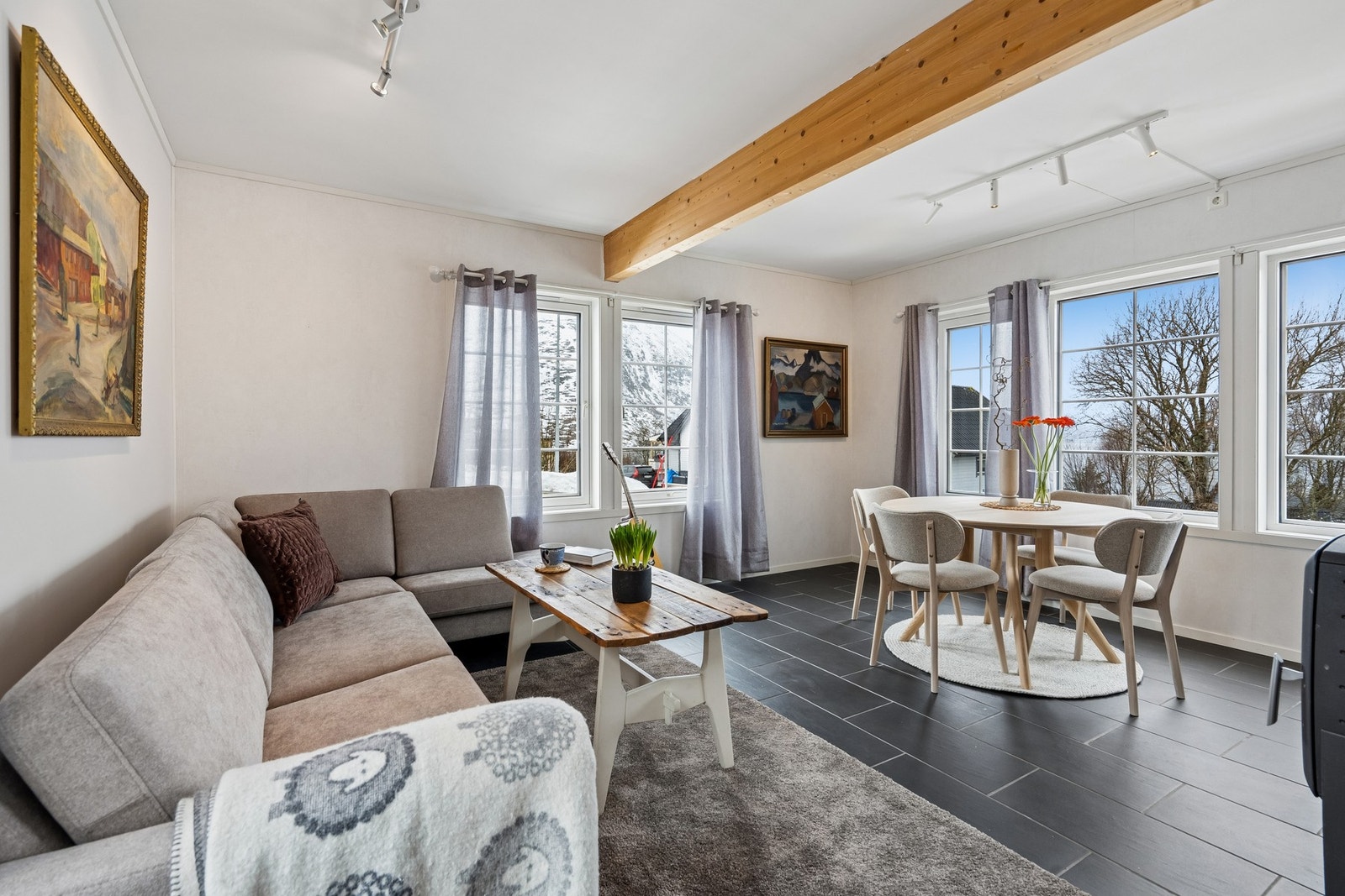 Stuen har flere store vindusflater som slipper inn rikelig med naturlig lys Galleribilde