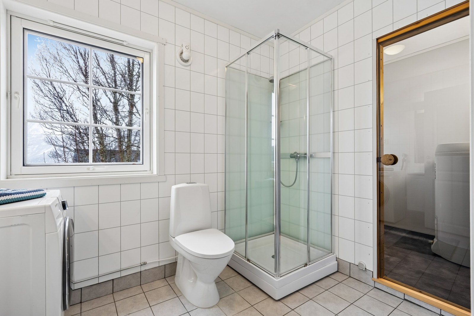 Inngang til rom tiltenkt som badstu, men som er brukt som bod Galleribilde