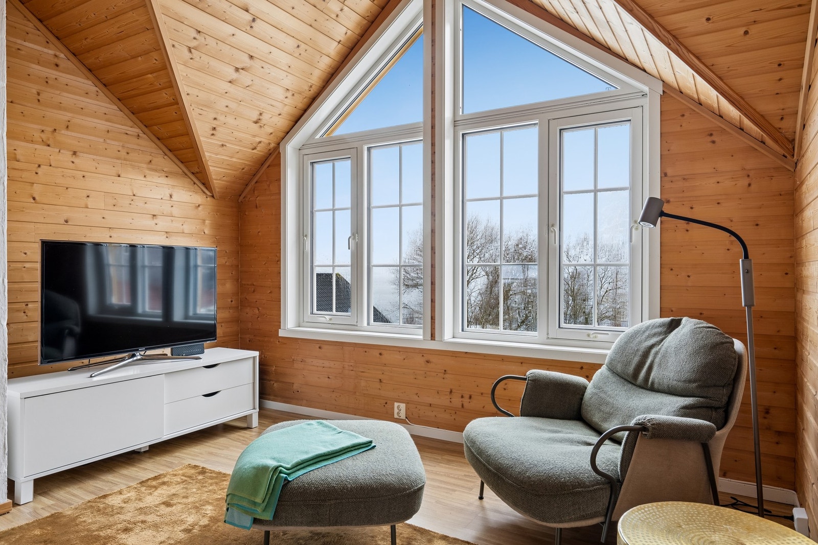 I andre etasje finner du en TV-stue med god plass til møblering Galleribilde