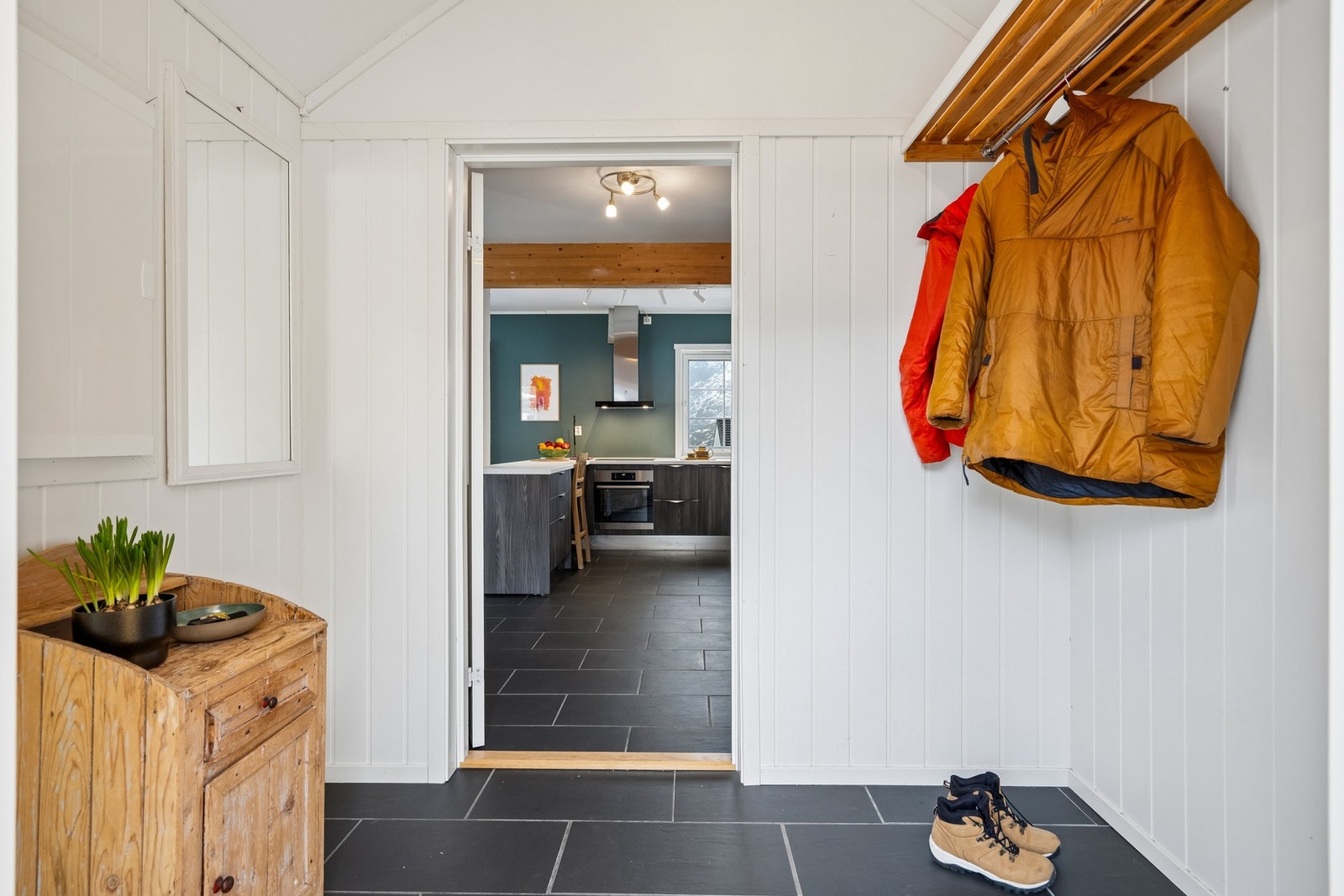 Velkommen inn! Praktisk entré med møbleringsmuligheter Galleribilde