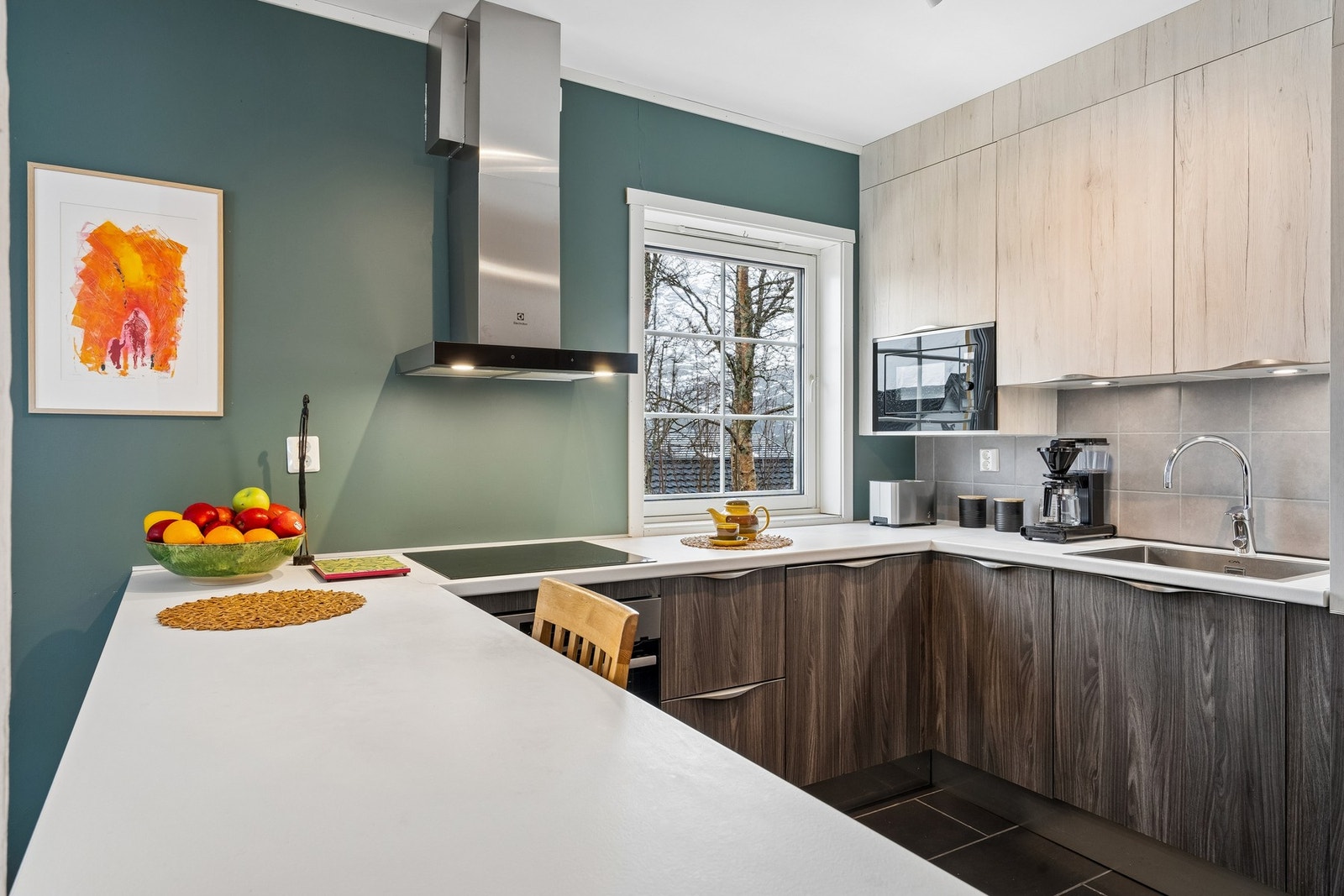 Kjøkkenet har rikelig med både skap-og beneplass Galleribilde