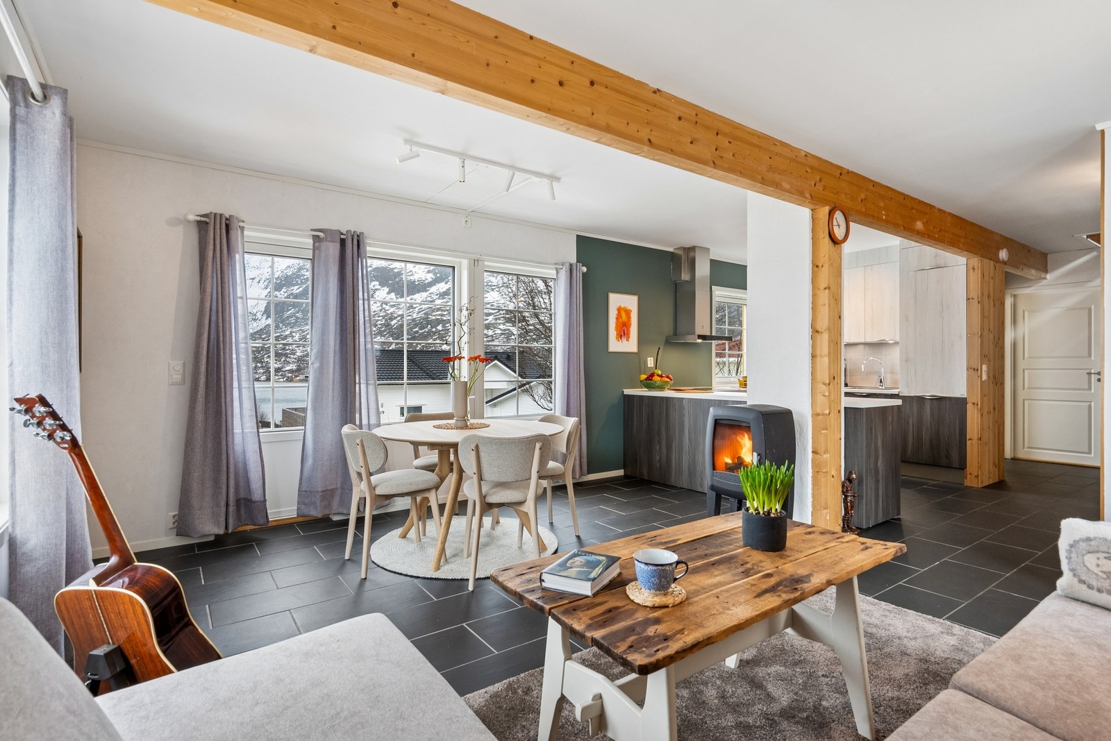 Det er en naturlig soneinndeling mellom stue, kjøkken og spisestue men samtidig en sosial planløsning Galleribilde