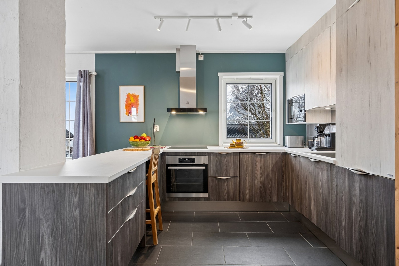 Kjøkkenet er nytt fra 2023 med moderne løsninger og fargevalg Galleribilde