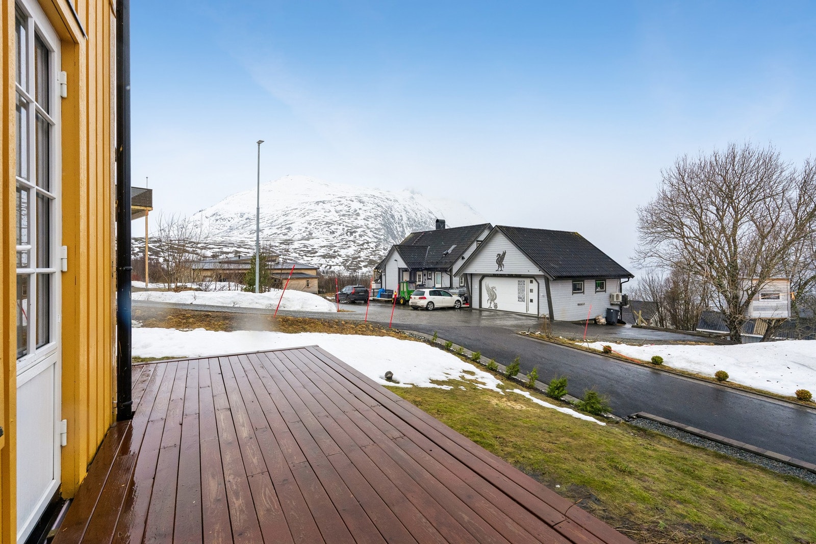 Terrassen har utgang fra stuen hvor man kan nyte fine sommerdager Galleribilde