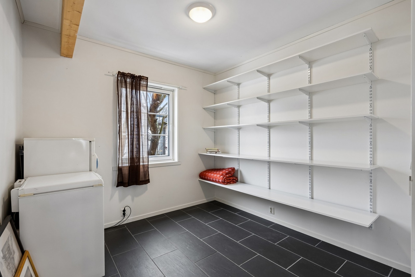 Soverom i første etasje som har blitt brukt til oppbevaring Galleribilde