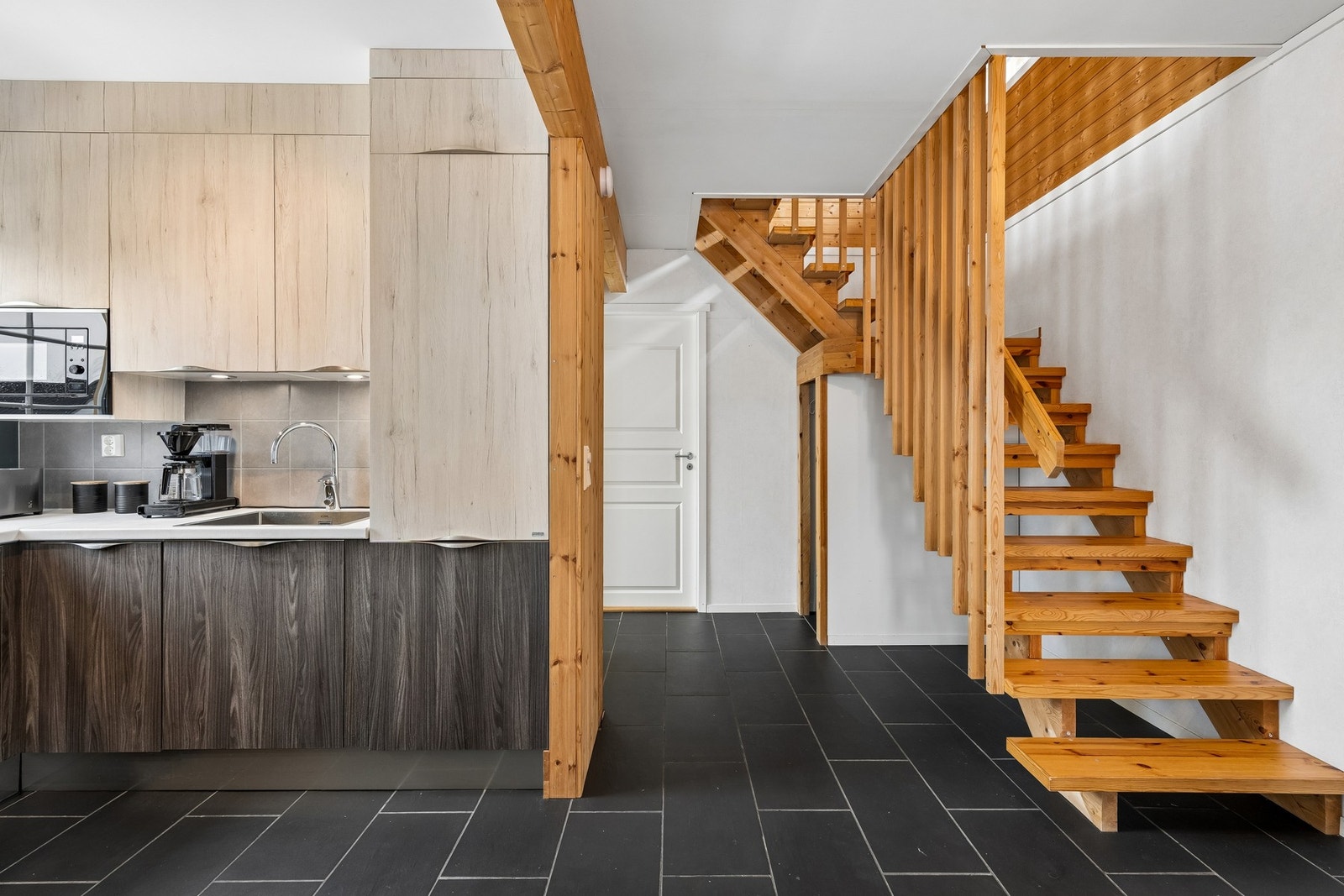 Det er trapp opp til andre etasje fra kjøkken Galleribilde