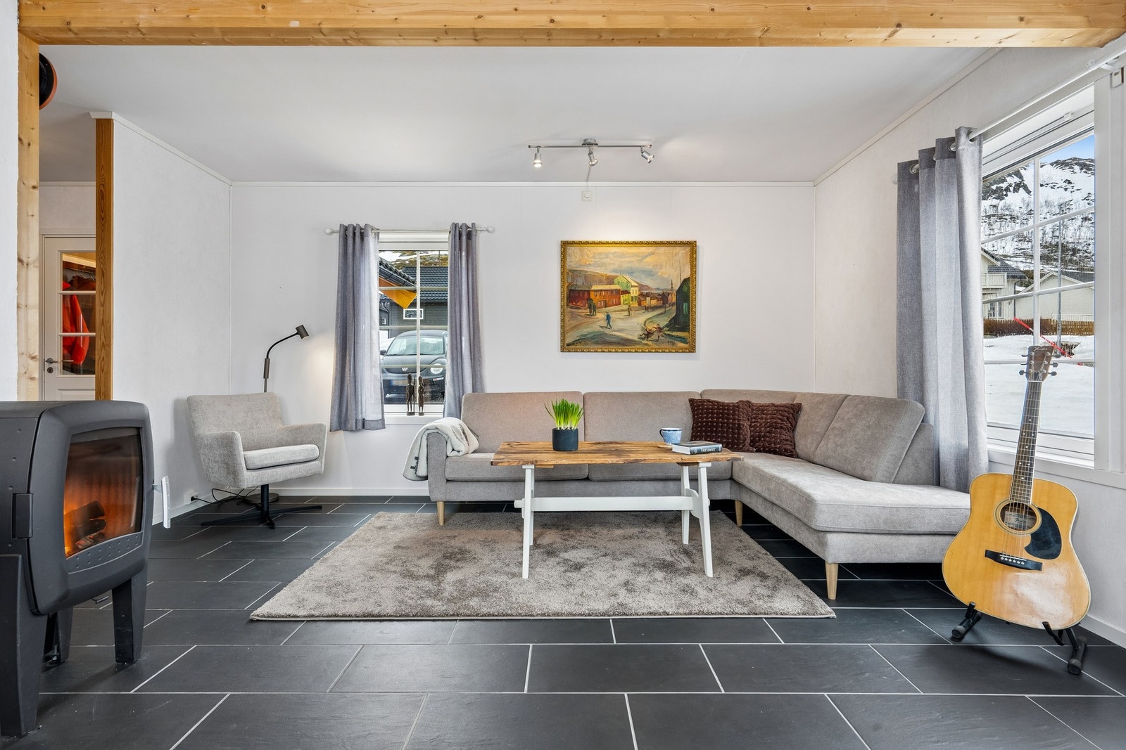 Stuen er romslig og er malt i lyse farger Galleribilde