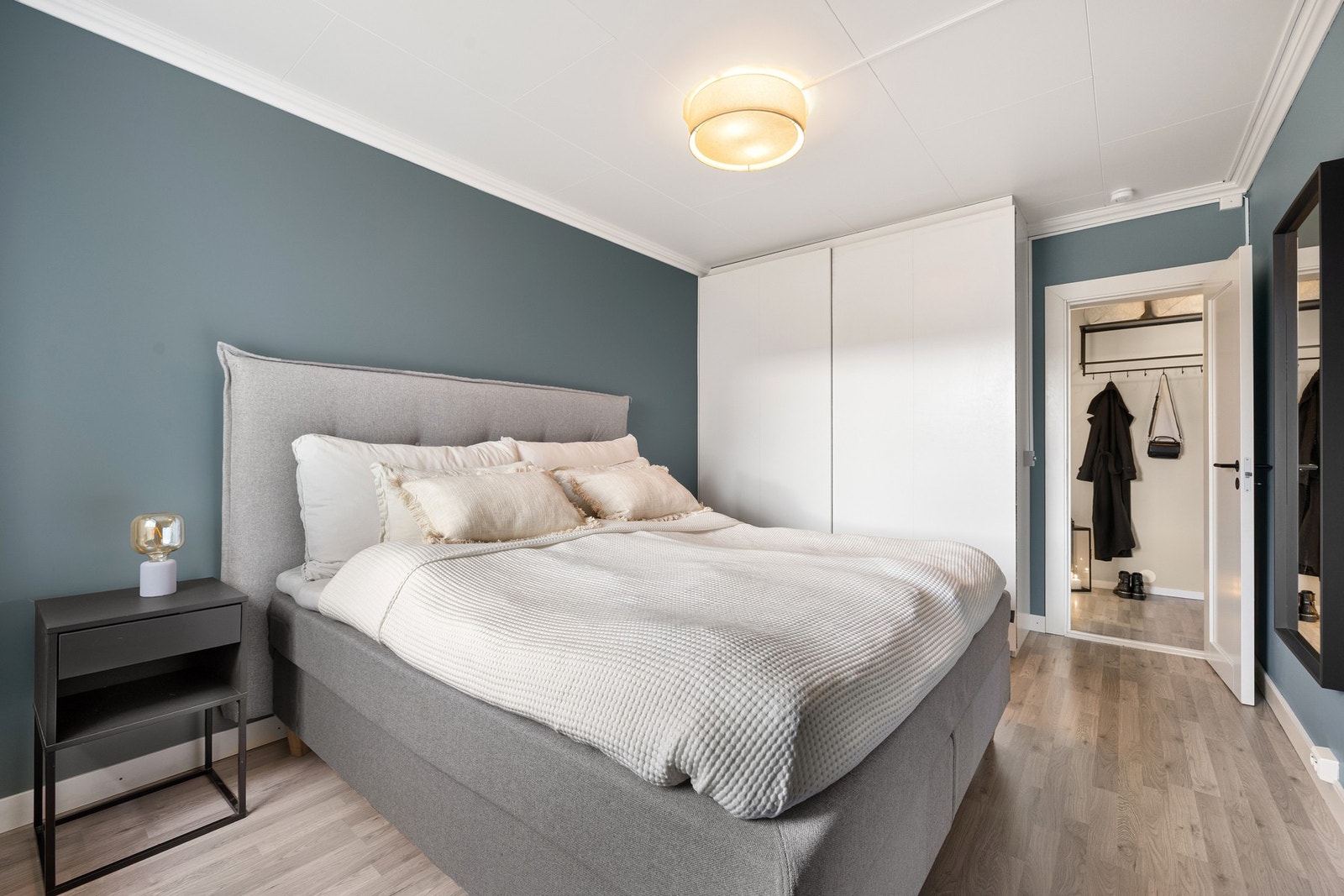 God plass til en dobbeltseng og oppbevaring i garderobeskap. Galleribilde