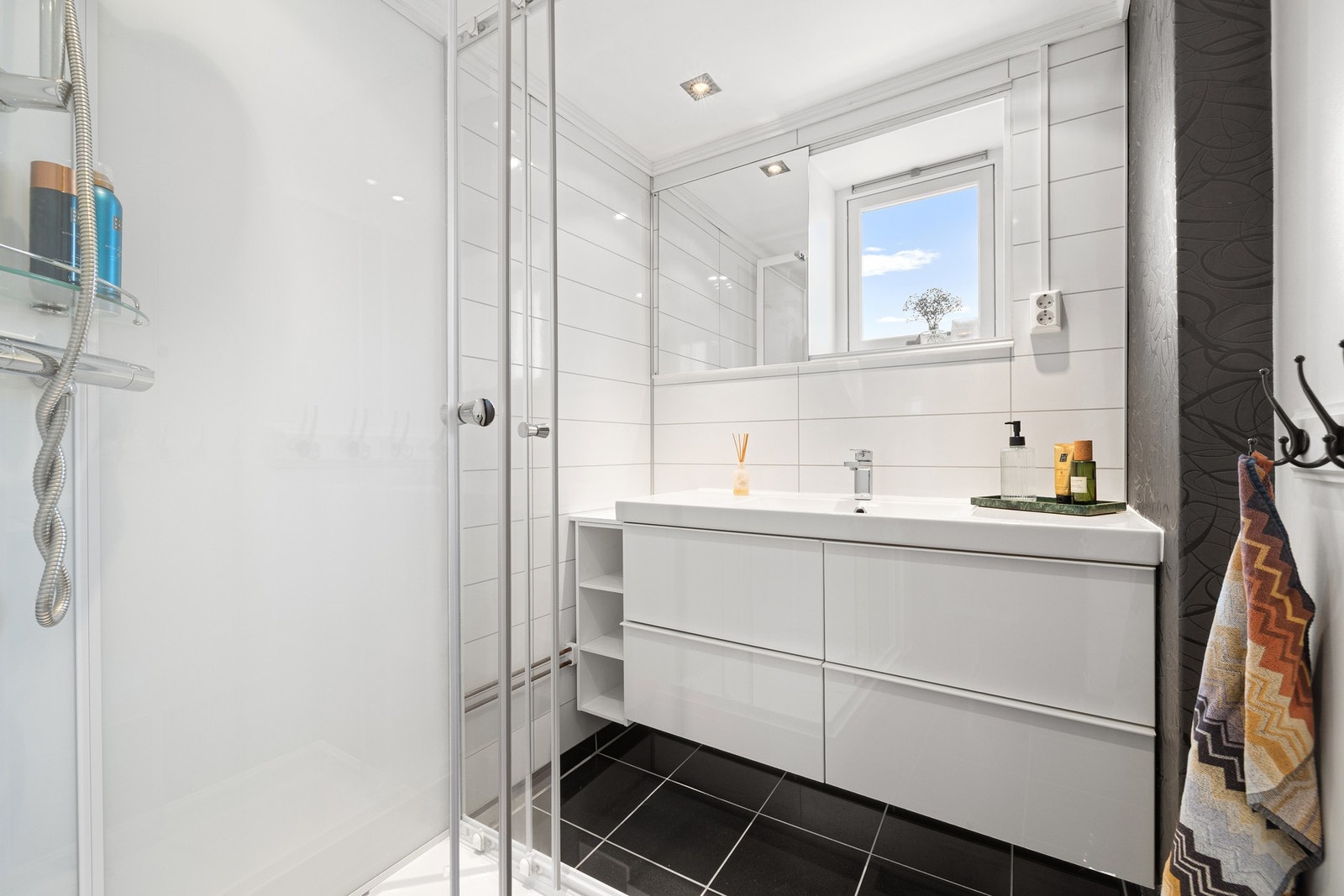 Badet har varmekabler i gulv. Det ble satt inn nytt dusjkabinett i 2026. Galleribilde