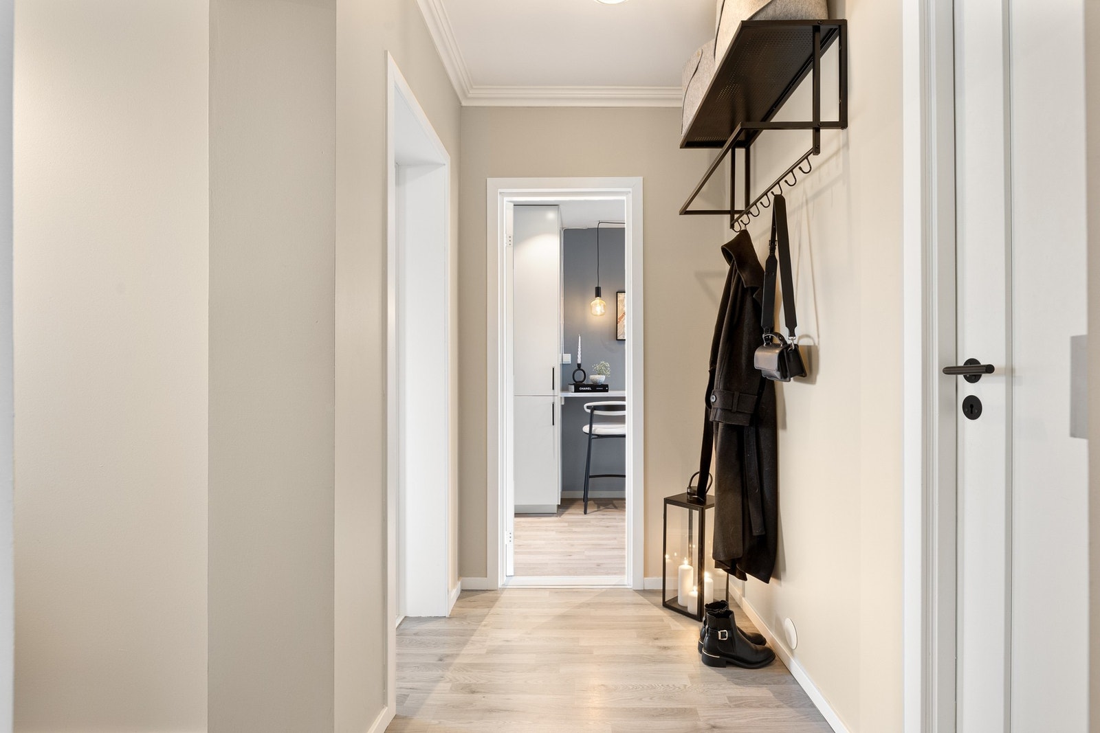 Leiligheten disponerer to boder i kjeller og en bod på loft. Det kan søkes til styret i borettslaget om parkeringsplass, hvor det er mulighet for EL-lading. Galleribilde