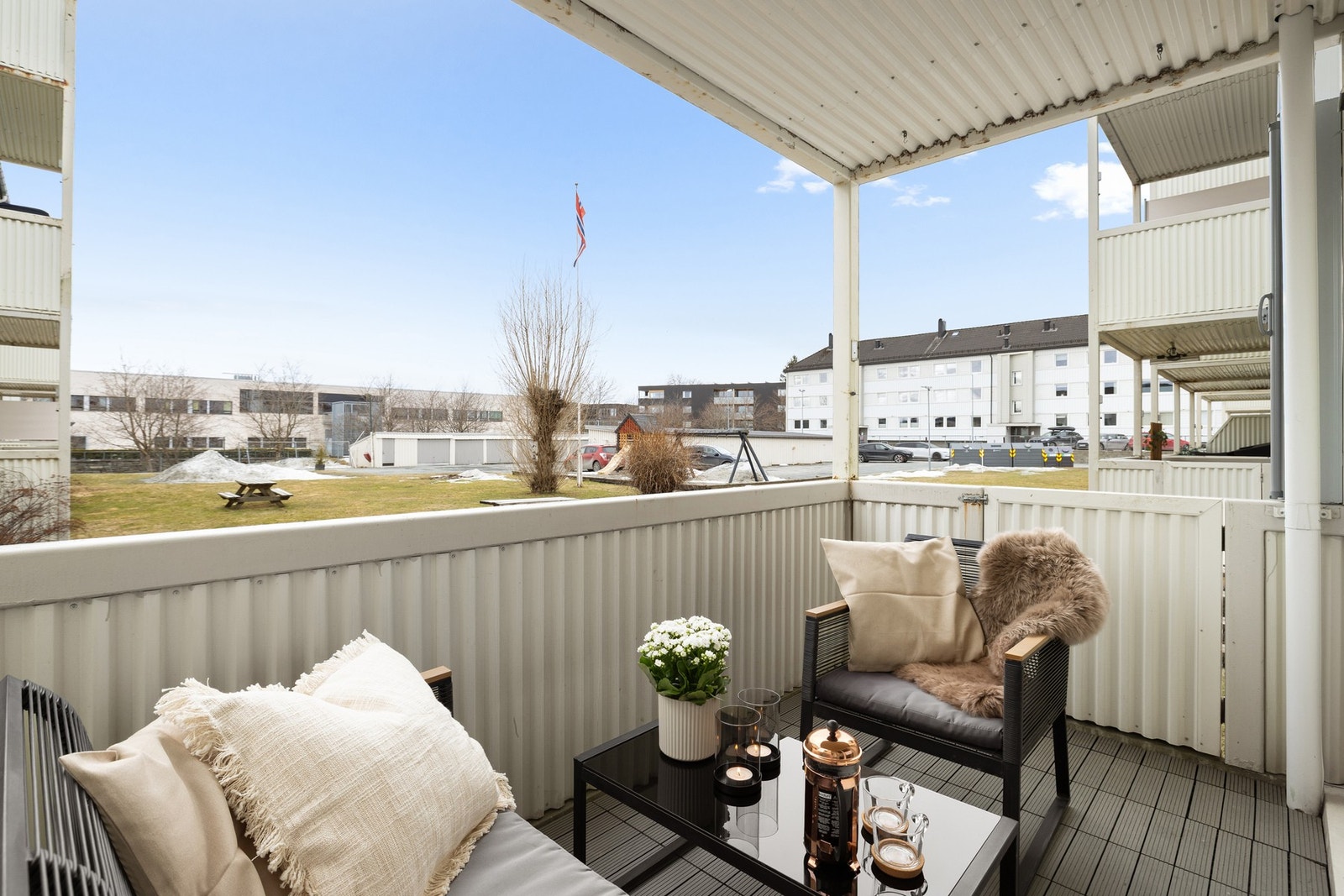 Her er det god plass til sittegruppe. Vindskjerm som kan dras for på begge sider. Galleribilde