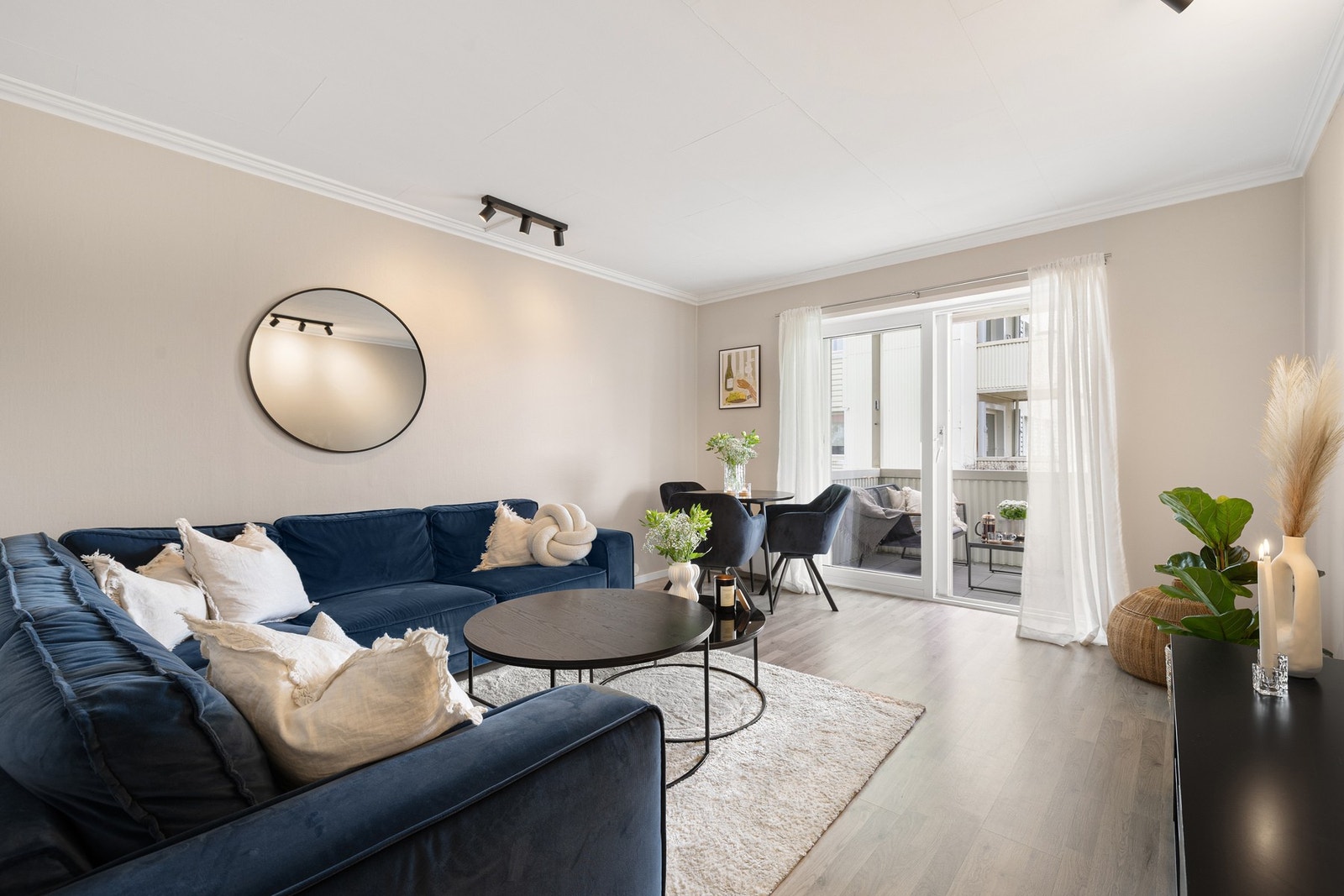 Stuen gir et moderne inntrykk med lyse og fine farger. Fra stuen er det direkte utgang til balkong. Galleribilde