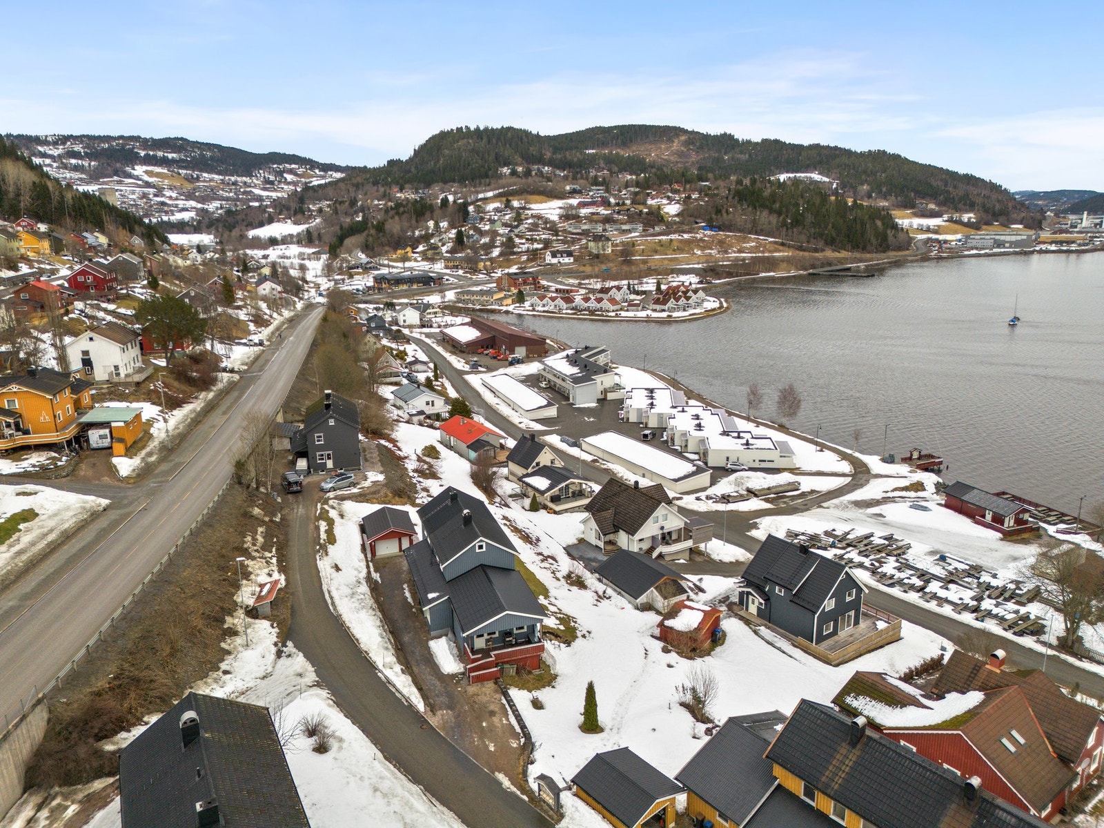 Det er også kort vei til småbåthavn, butikk, busstopp og sjøen. Galleribilde