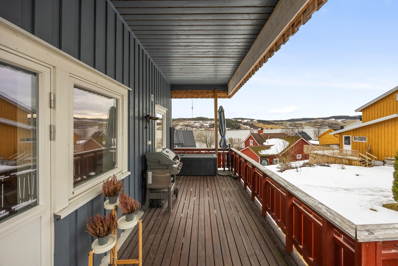 Fra soverommet er det utgang til terrasse på 13 kvm. Galleribilde
