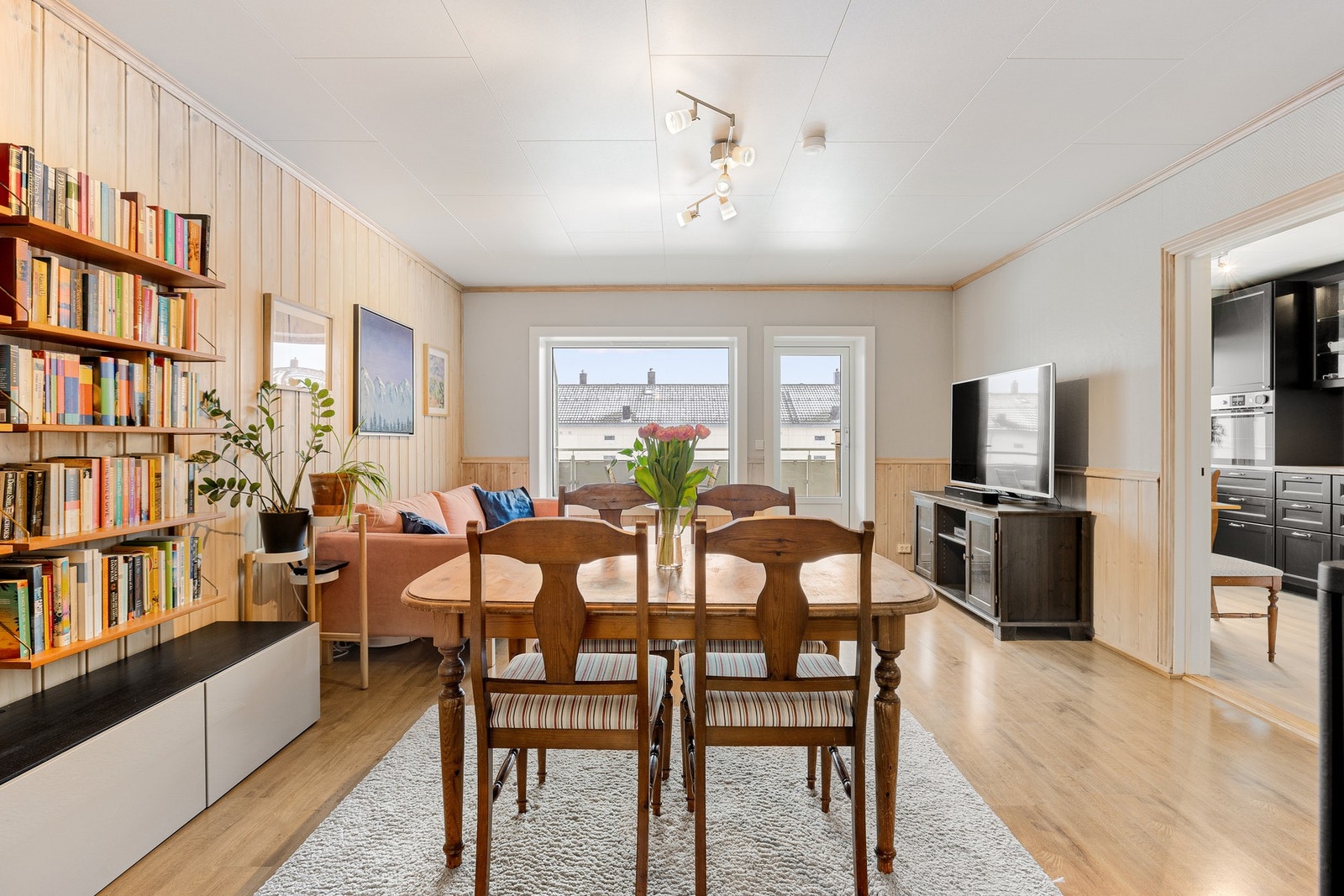 De store vinduene fyller stuen med naturlig lys og gjør rommet lyst, varmt og innbydende. Galleribilde