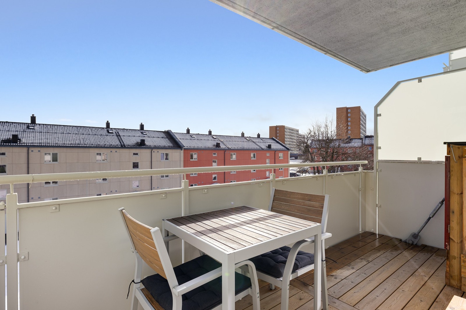 Balkongen har gode solforhold. Det er impregnerte terrassebord fra 2024. Galleribilde