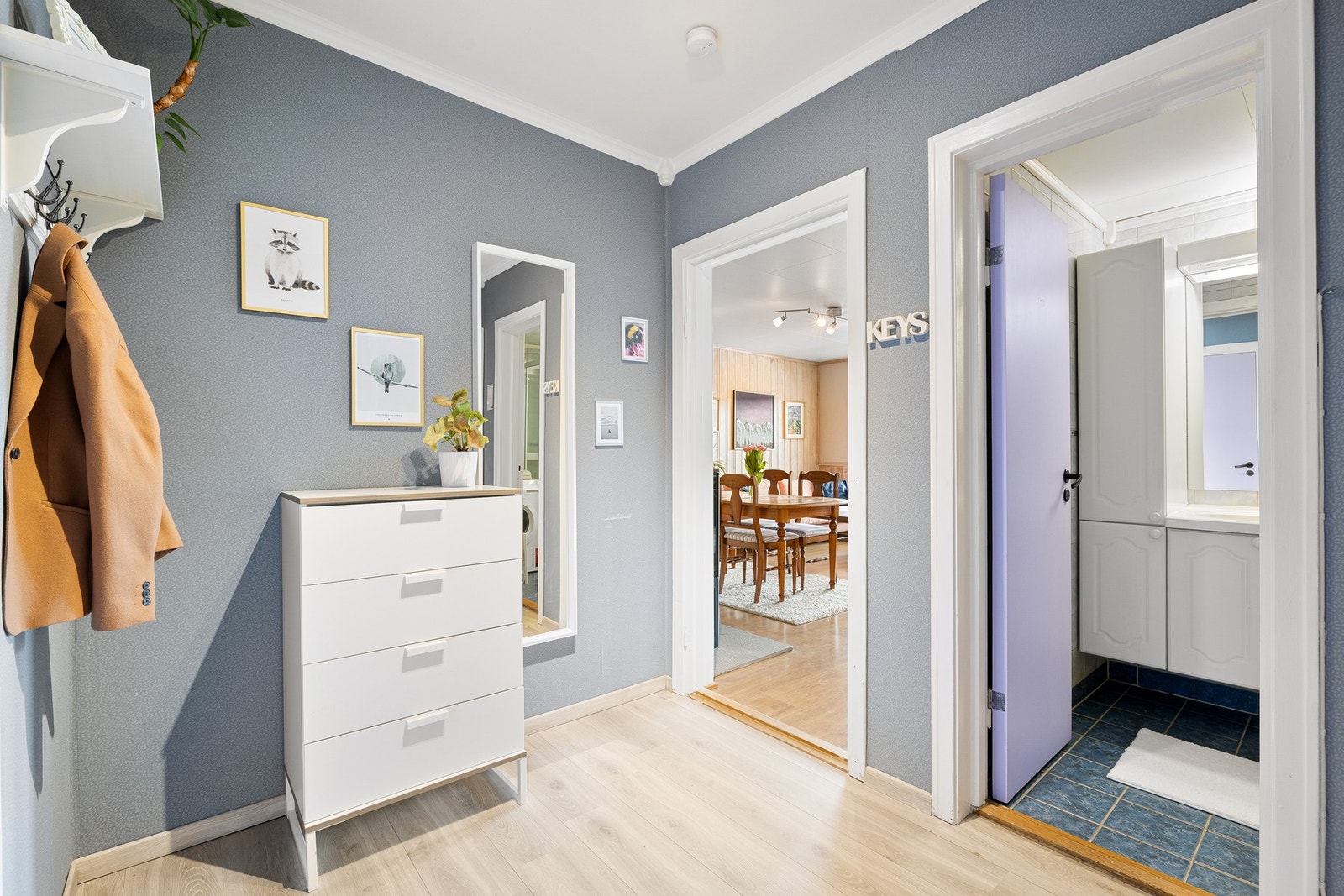 Leiligheten disponerer 2 boder i felles kjeller på henholdsvis 3 m2 og 4 m2 og en bod på loft på målbart areal ca. 3 m2 (Gulvareal ca. 8 m2). Galleribilde