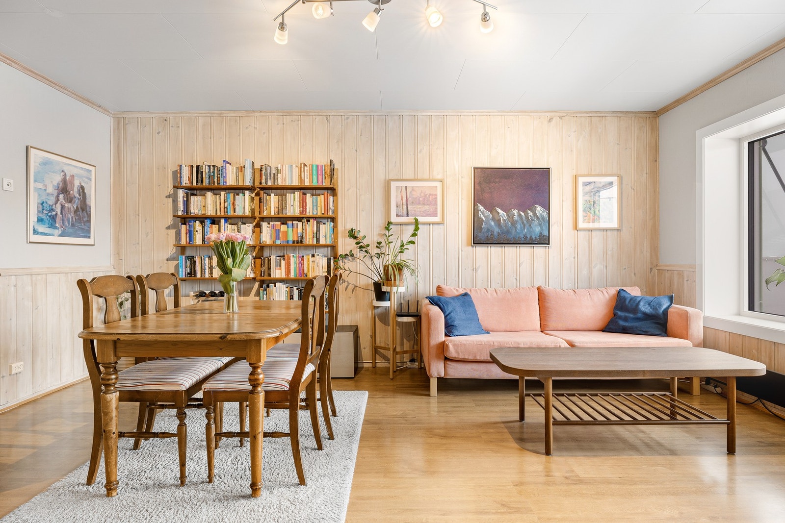 Stuen har en generøs størrelse som gjør det enkelt å etablere flere soner, som både TV-stue og spiseplass. Galleribilde
