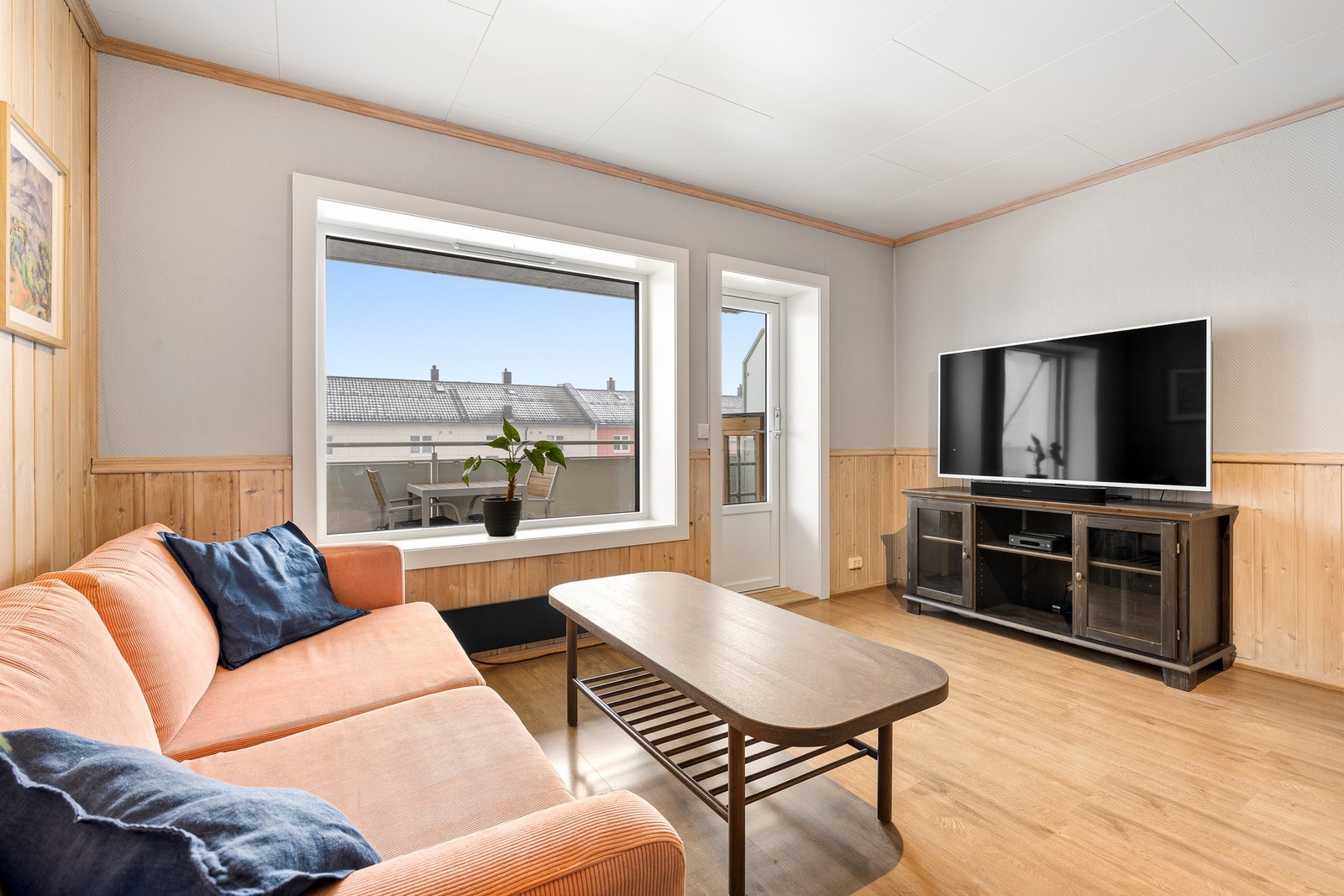 Stuen er et innbydende oppholdsrom på 22 kvm med plass til flere møbleringssoner. Galleribilde