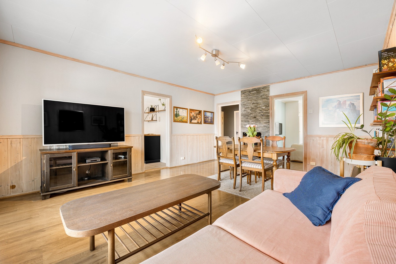 Leiligheten har laminat og parkett på gulv innvendig. Galleribilde