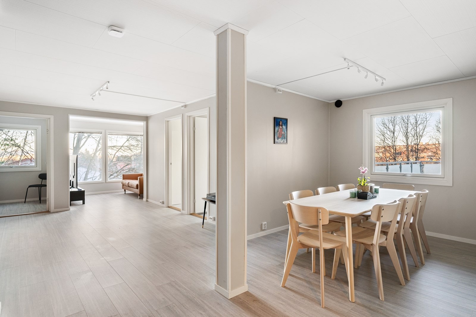 Spisestue med god plass til en stor spisegruppe. Galleribilde