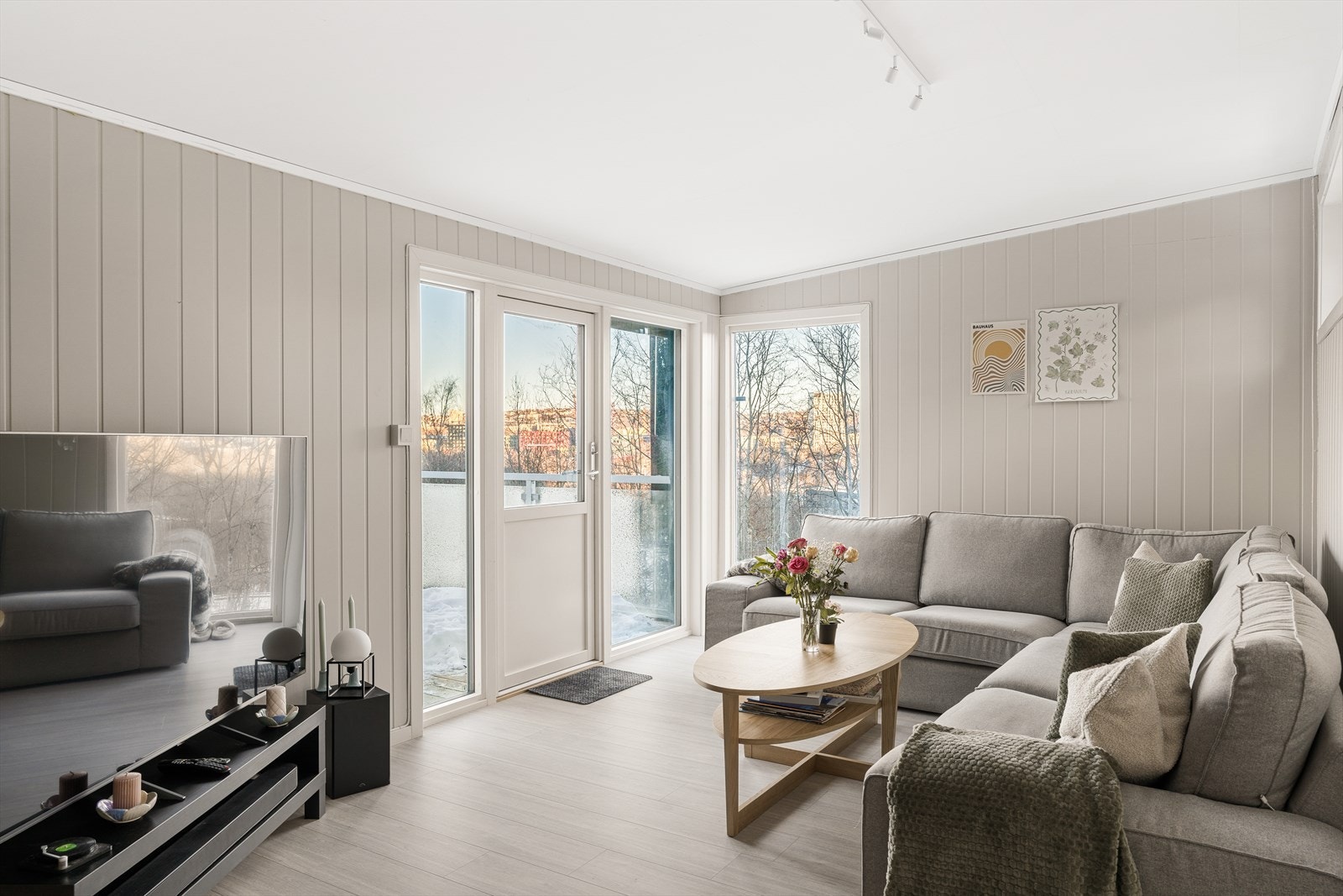 Det er utgang til en stor takterrasse fra stuen. Galleribilde