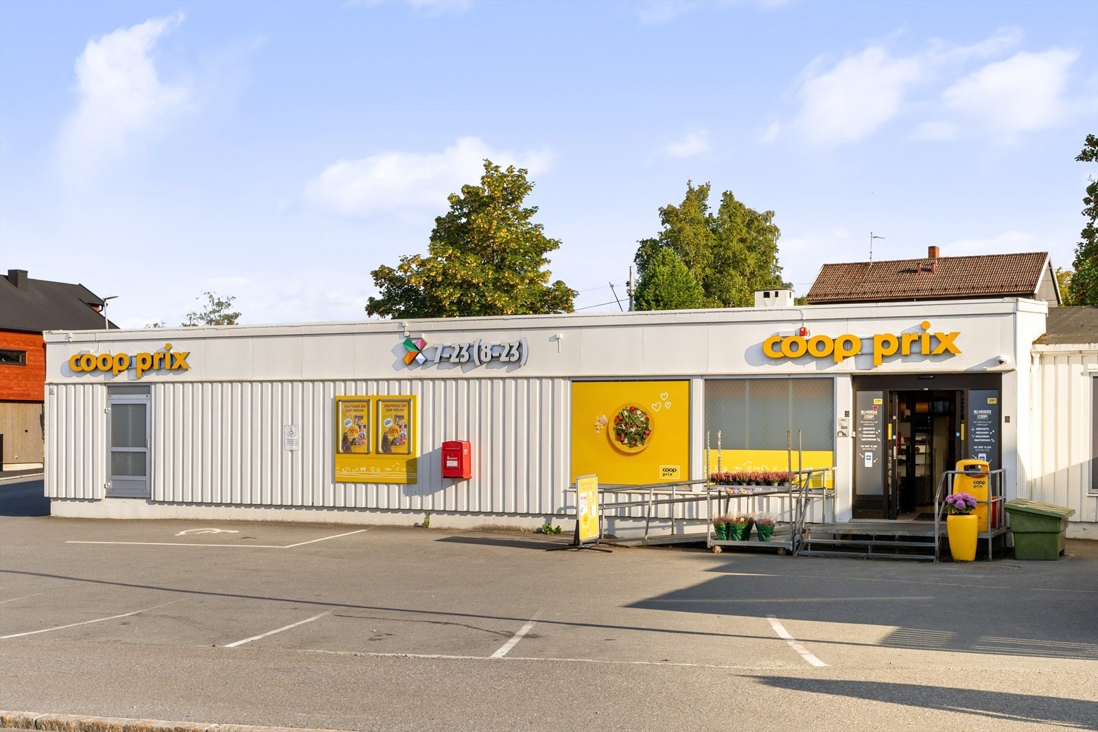 Dagligvarehandelen kan gjennomføres på Coop Prix Rognheim eller Rema 1000 Havstein, som ligger henholdsvis 18 og 20 minutter unna i gangavstand. Galleribilde