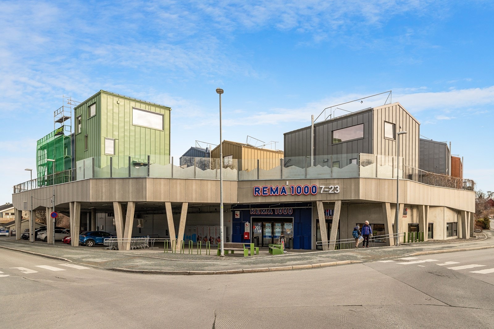 Dagligvarehandelen kan gjennomføres på Coop Prix Rognheim eller Rema 1000 Havstein, som ligger henholdsvis 18 og 20 minutter unna i gangavstand. Galleribilde