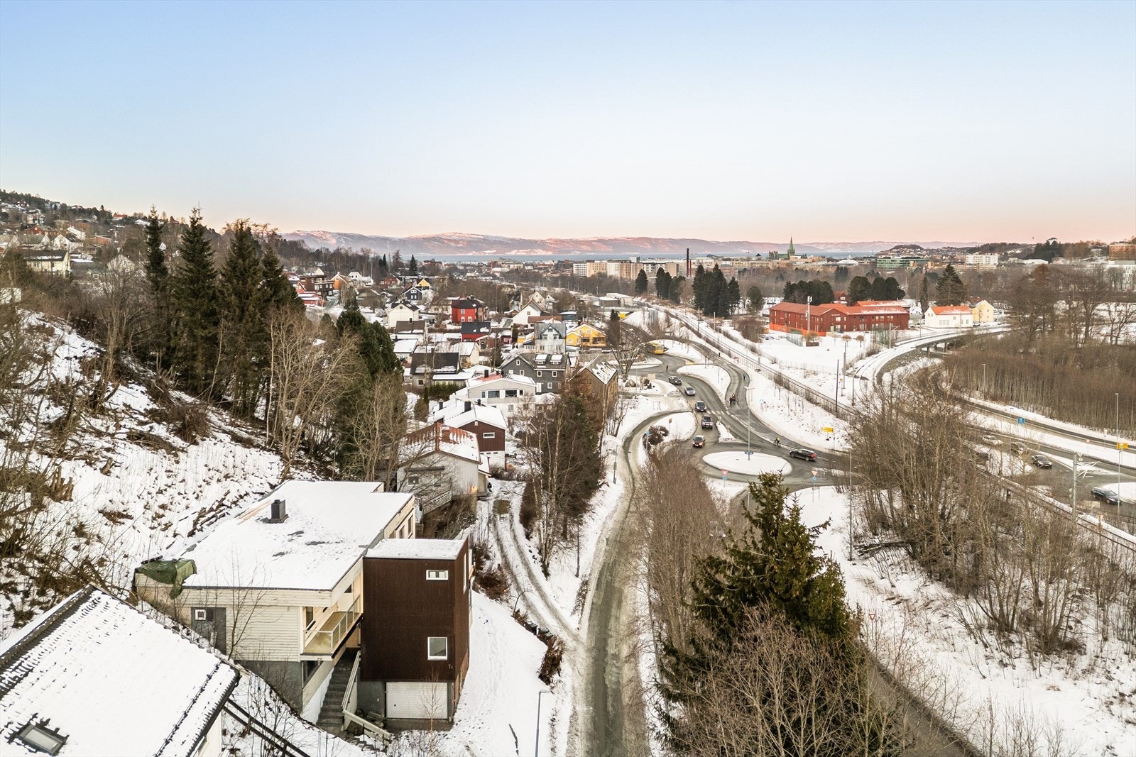 Boligen ligger med kort avstand til Trondheim sentrum, og lett tilgang til øvrige bydeler. Galleribilde