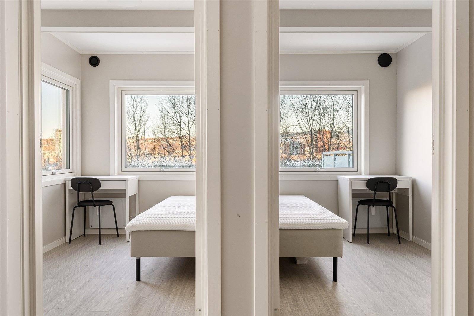 To av soverommene i 1. etasje. God og moderne standard på begge rom, med plass til både seng, garderobe og kontorløsning. Galleribilde