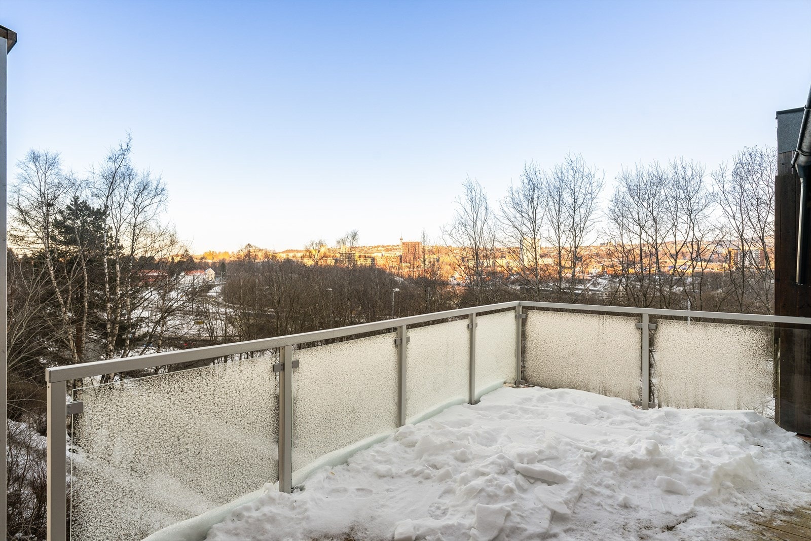 Herlig takterrasse på ca 16 kvm med god plass til utemøbler og grill. Galleribilde