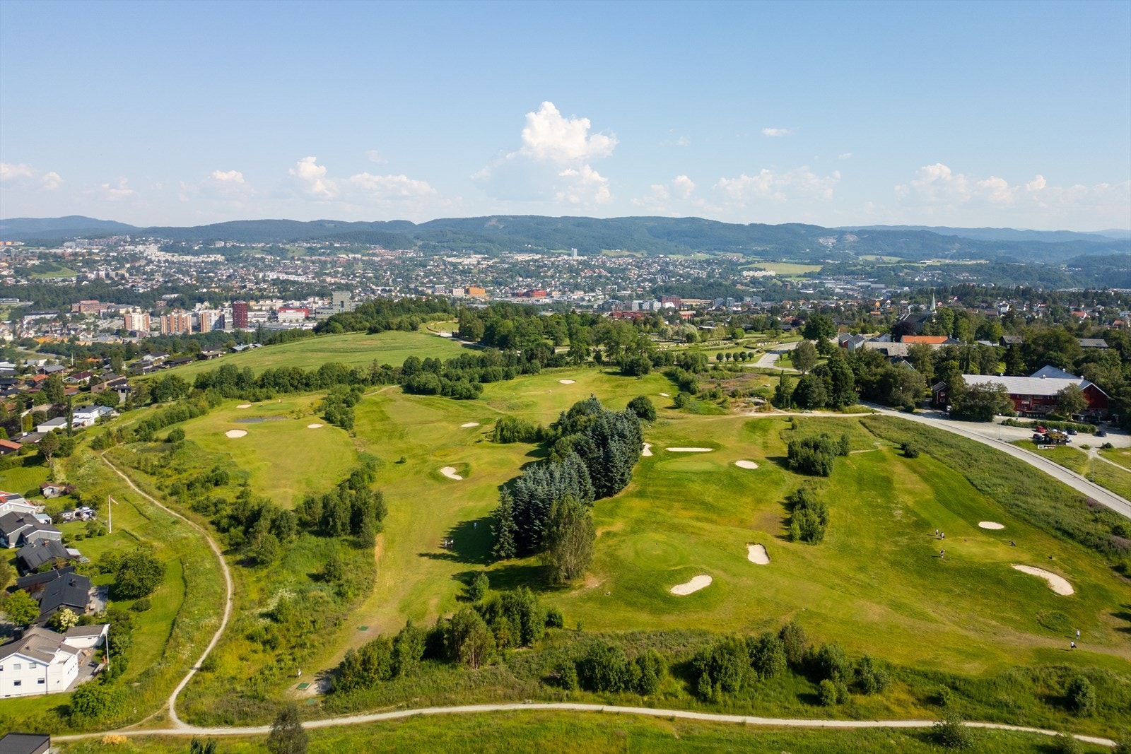Fra boligen er det kort avstand til Byåsen med bl.a. golfbane. Galleribilde