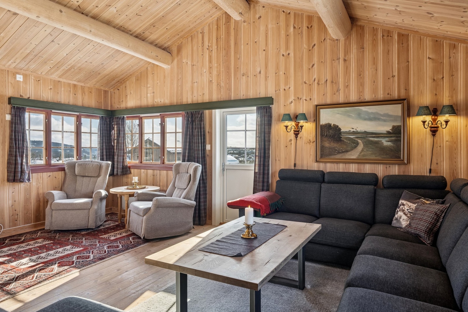Stuen er romslig og har god plass til sofa og godstoler Galleribilde