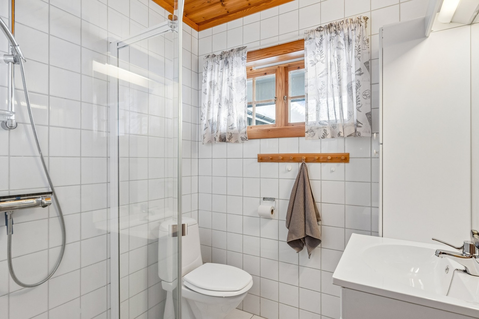 Våtrommene er fra byggeår, det må medregnes renovering etter hvert for å tåle normal bruk etter dagens krav Galleribilde