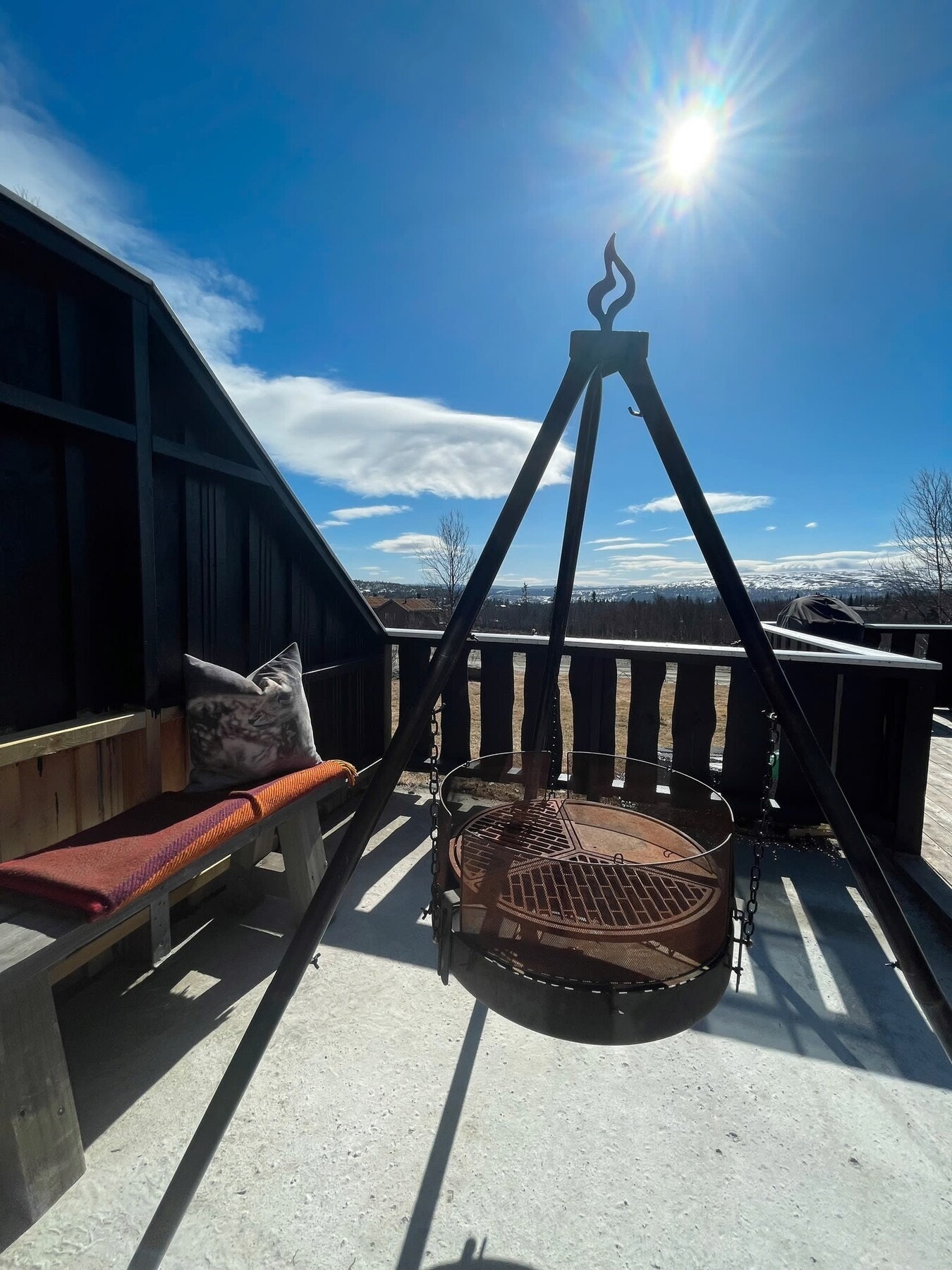 Del av terrasse har støpt dekke og levegg, dette er fin plass for bålpanna eller om man ønsker å sette Jacuzzi her. Bilde fra selgers arkiv Galleribilde