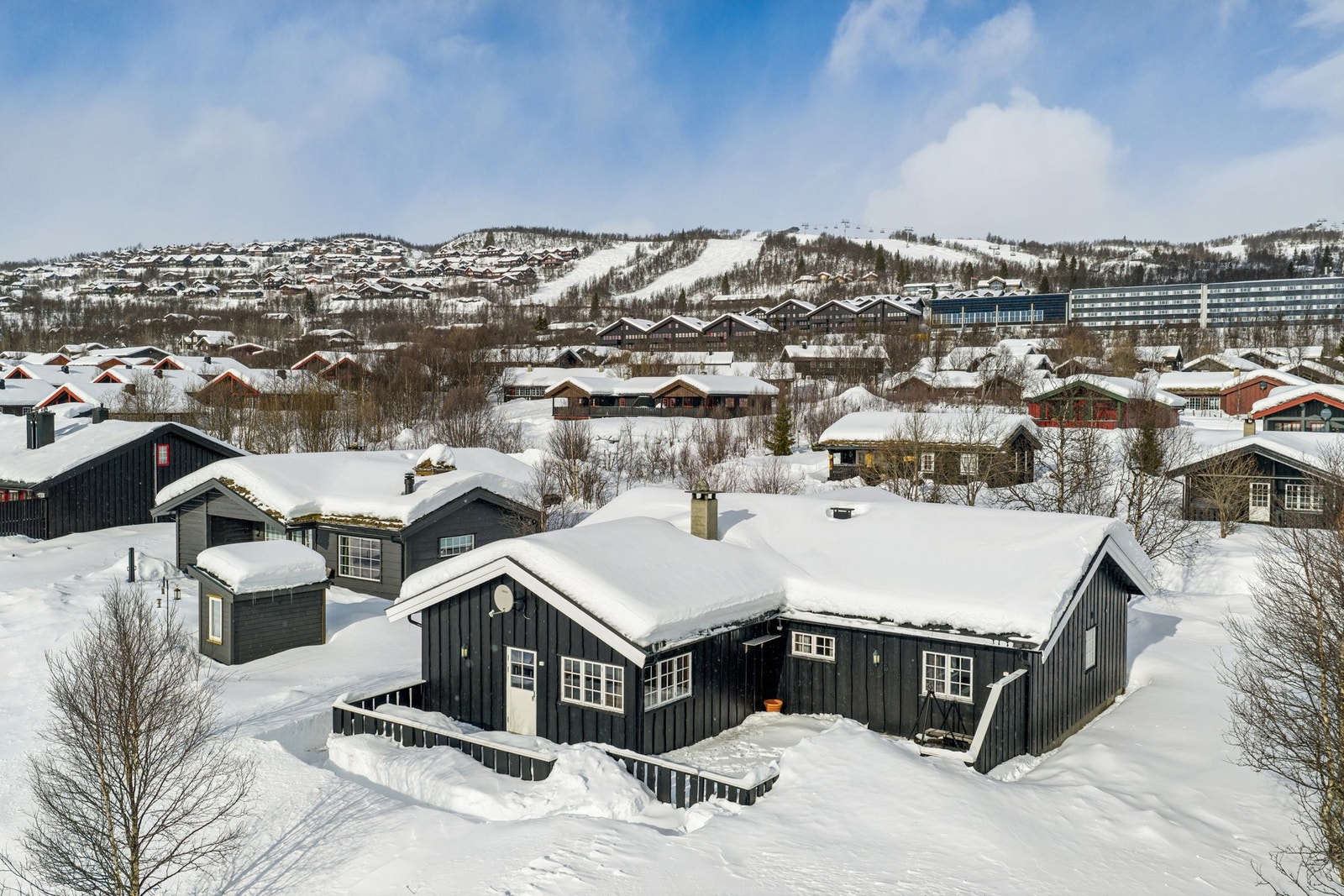 Eiendomsmegler Marit Wangensten-Mo presenterer denne fritidseiendommen på Beitostølen.
Foto: Efkt v/Tor Solberg Galleribilde