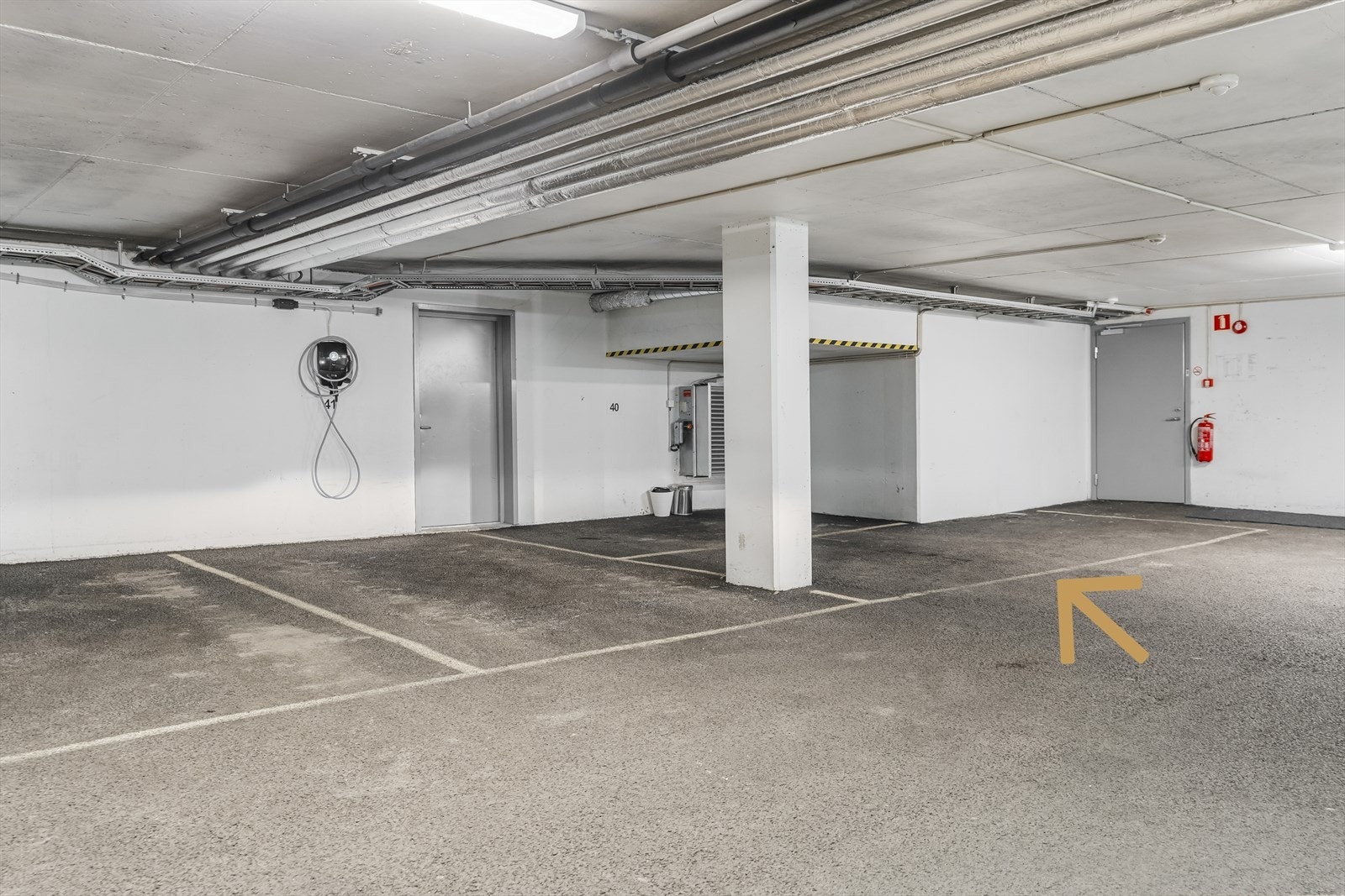 Parkeringsplass nr. 40 i felles lukket anlegg disponeres. Plassen er ekstra stor, svært praktisk! Mulighet for elbillader. Galleribilde